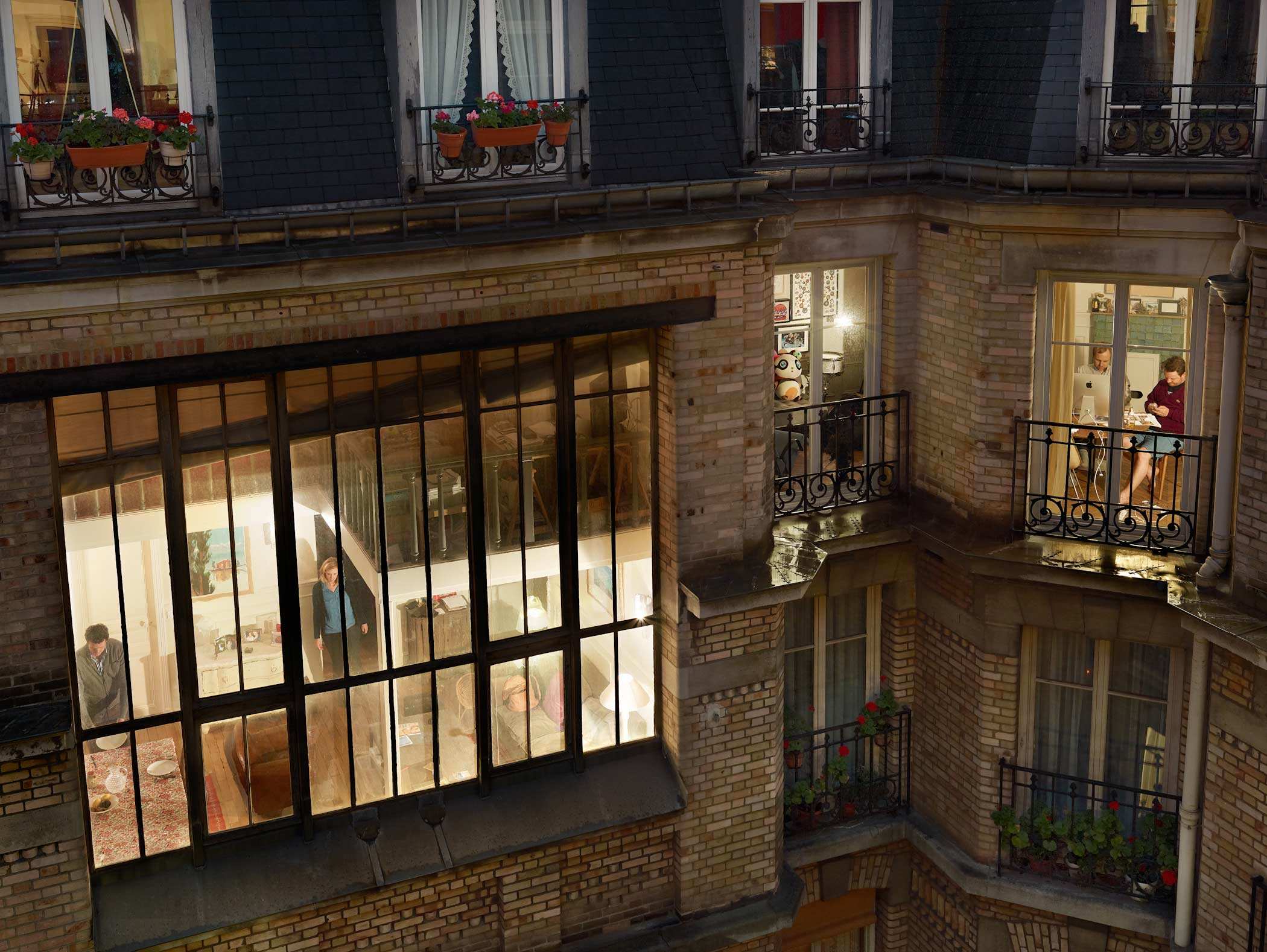 Бывшая живет в соседнем доме. Париж напротив. Гейл Алберт-Халабан, «из моего окна». Французские Балкончики Париж.