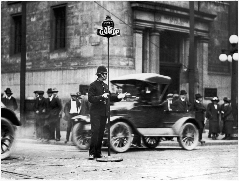 Policeman, corner of King and Yonge streets. - 1912