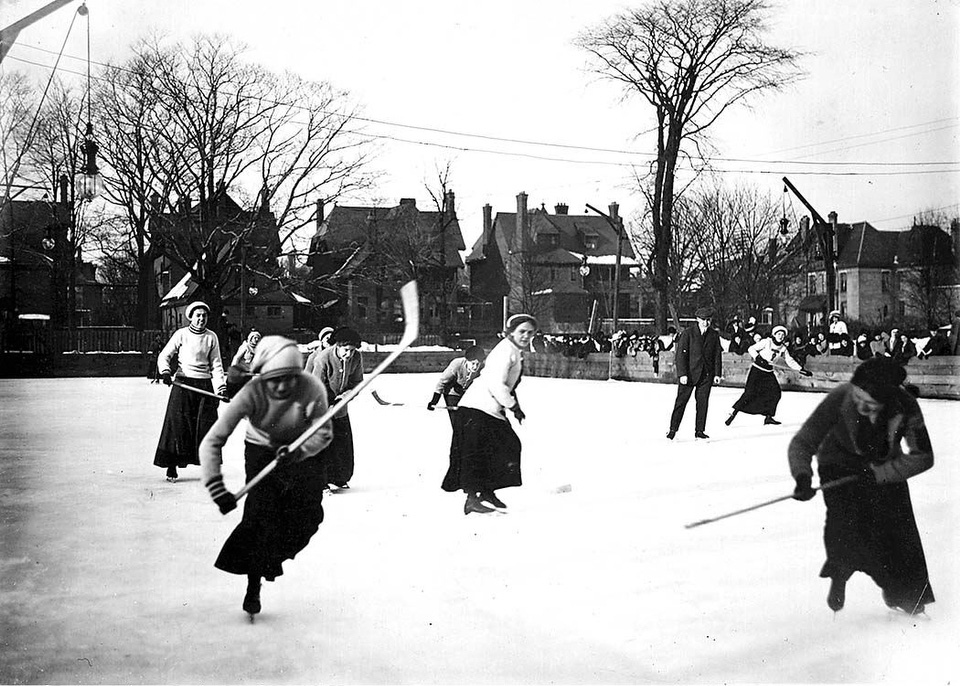 Women playing hockey Photographer: William Jamesca. 1912