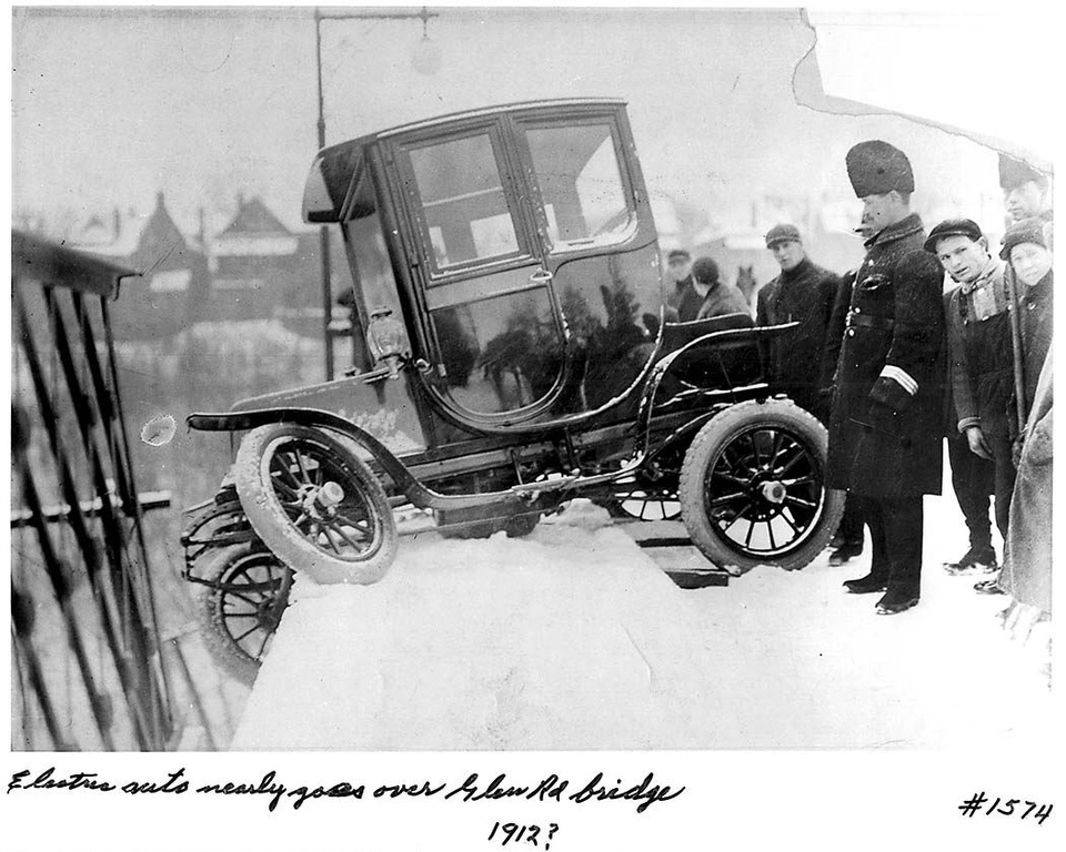 Electric car accident at Glen Road Bridge Photographer: William James1912