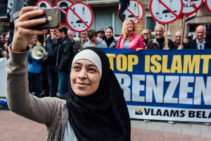 muslim-selfie-on-atiislamic-protest_02