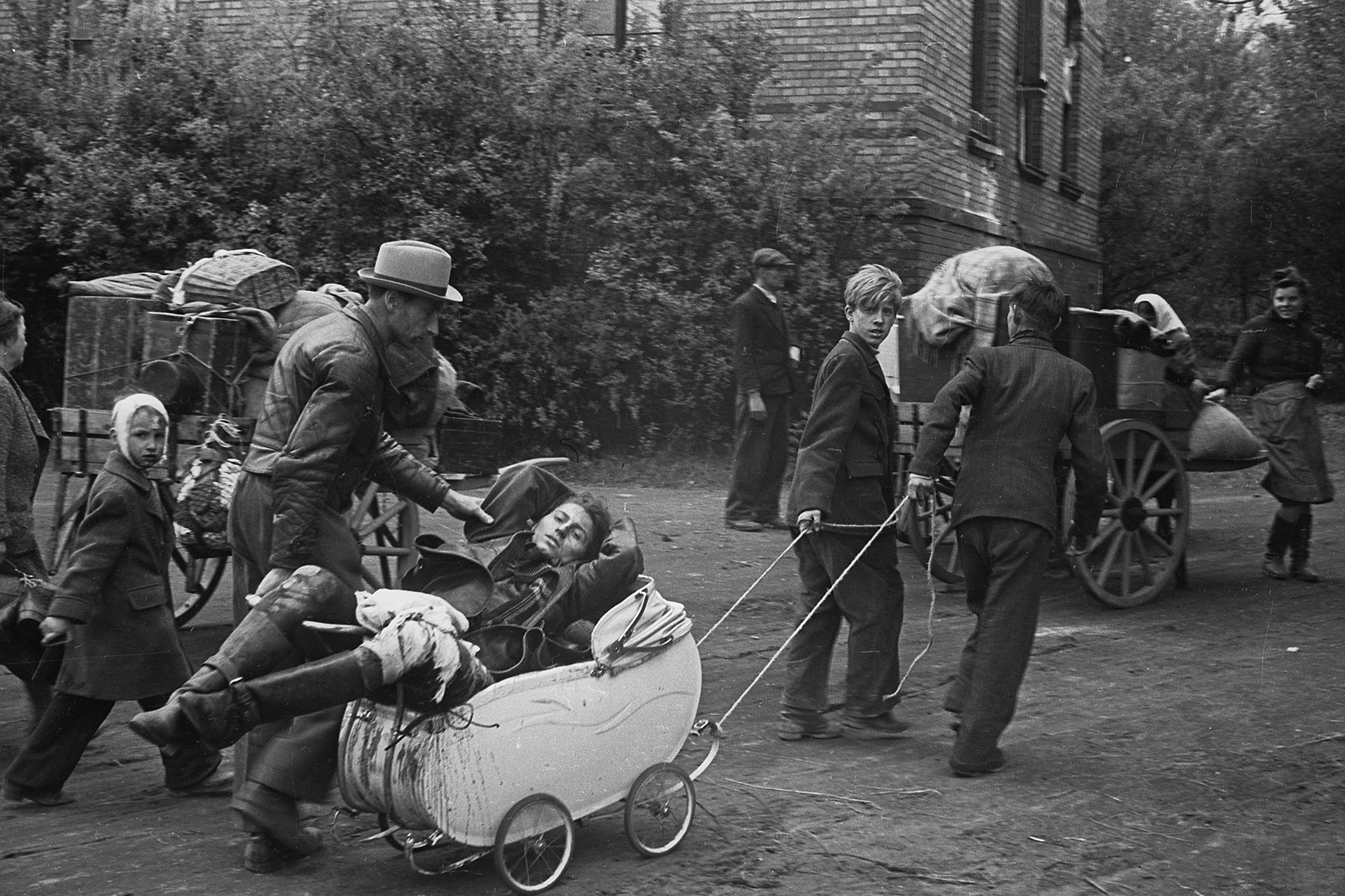 Вторая мировая фотографии. Дессау Германия апрель 1945 Брессон.