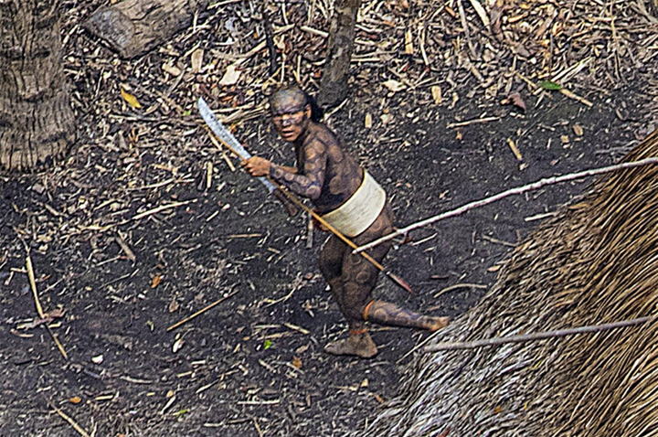 Фотограф случайно заснял жителей изолированного племени в лесах Амазонии. Интернет-журнал birdinflight.com