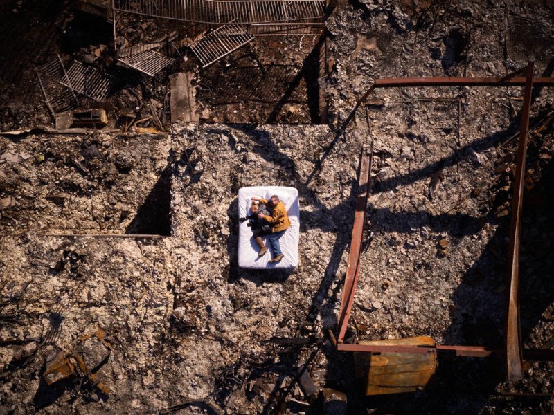 Фотограф снял жителей американского города на руинах их сгоревших домов. Интернет-журнал birdinflight.com