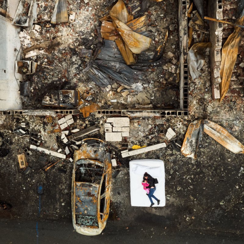 Фотограф снял жителей американского города на руинах их сгоревших домов. Интернет-журнал birdinflight.com