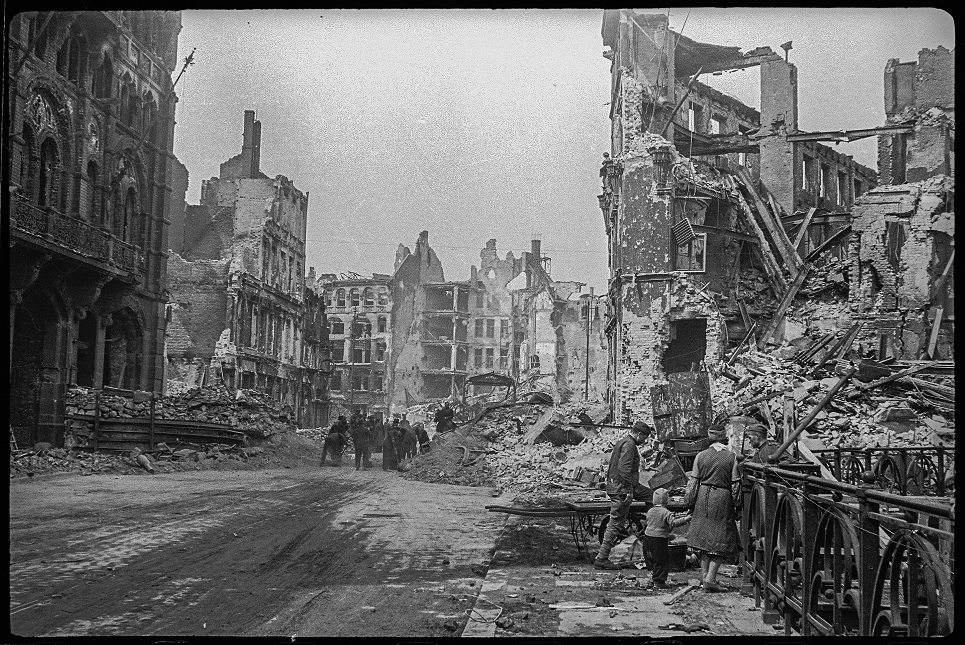 Берлин, май 1945. Расчистка улиц Берлина.