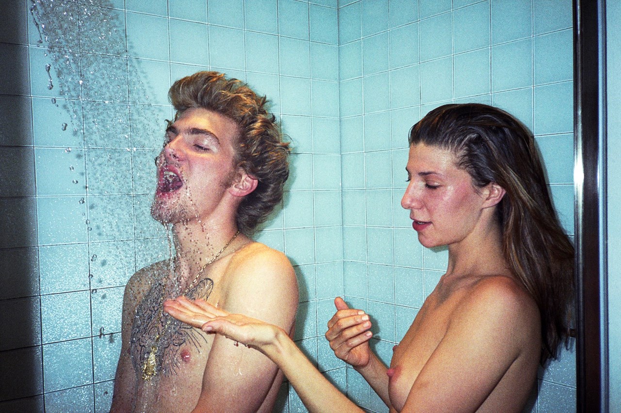 Дэн и Агата принимают душ, 1999