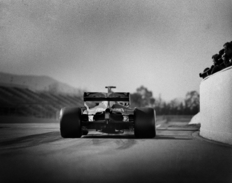 Photographer Captures F1 Racing on a 100-Year-Old Camera — Bird In 