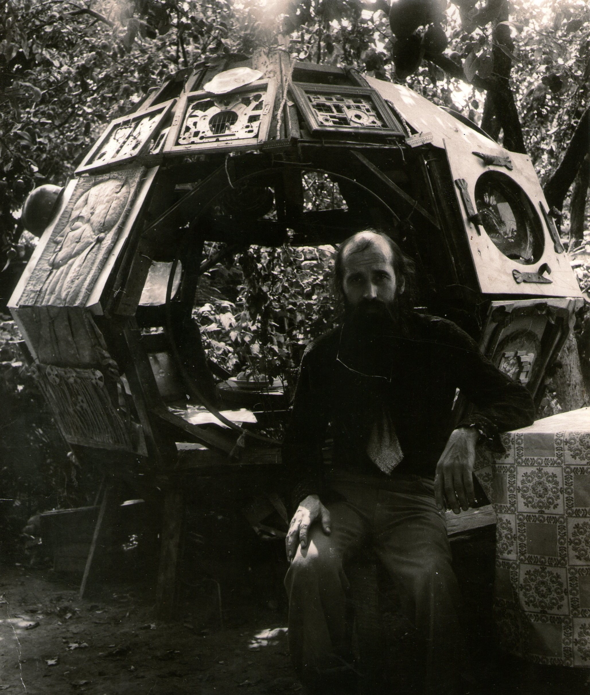 Ф. Тетяныч на фоне Биотехносферы, с. Княжичи, Киевская область, 1980-е_из архива семьи художника-min