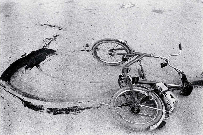 Annie-Leibovitz-Sarajevo-Fallen-Bicycle-of-Teenage-Boy-Just-Killed-by-a-Sniper-1994