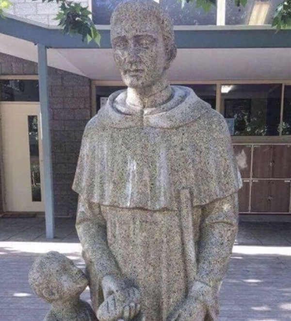 school-forced-to-cover-statue-over-unfortunate-design-fail_01