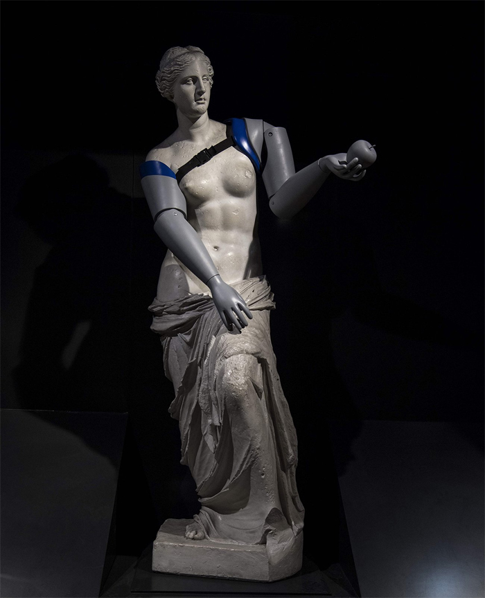 charity-gives-venus-de-milo-prosthetic-arms-french-campaign_01
