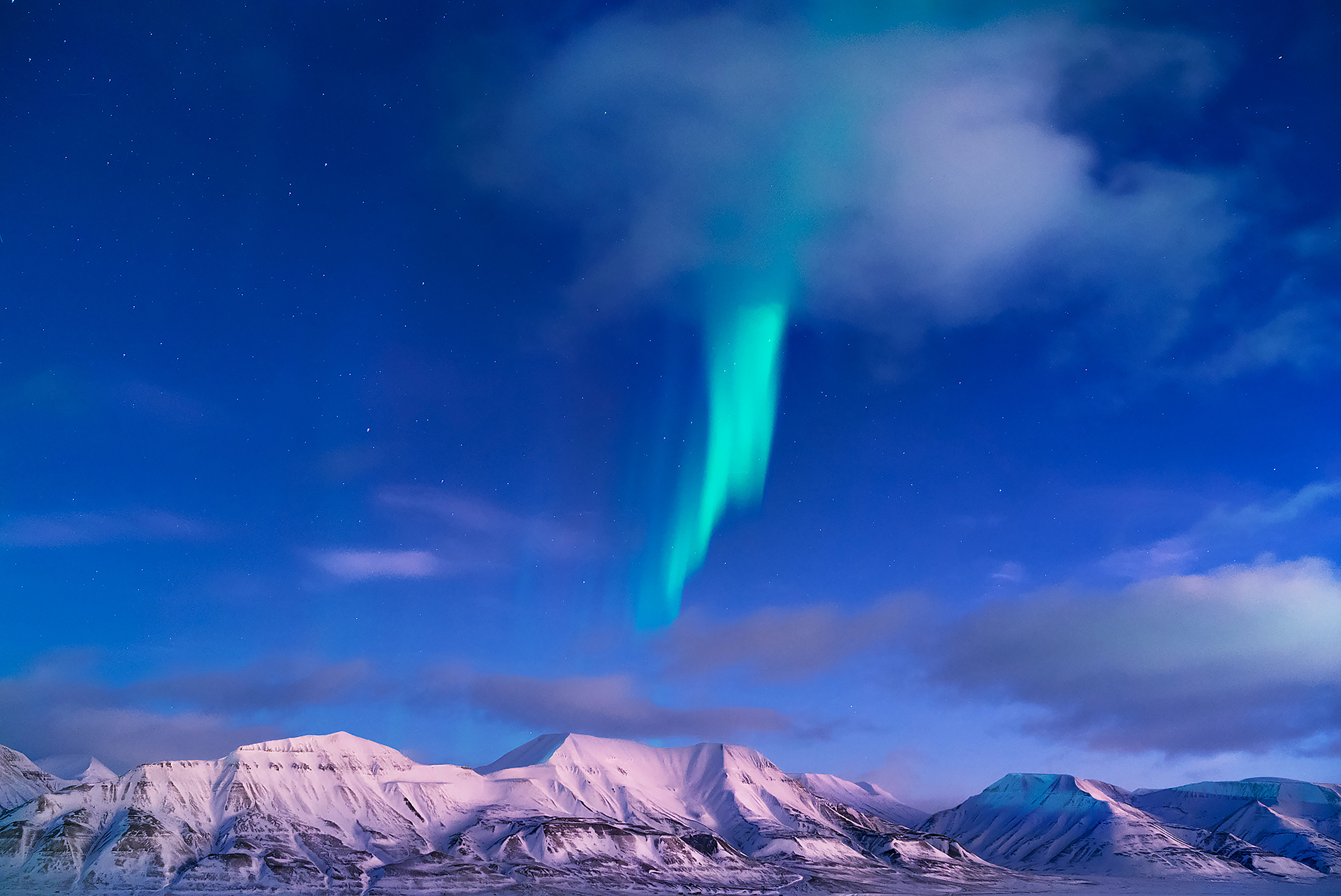 SVALBARD_Longyearbyen_northern_lights_during_polar_night_by_maria_sahai-copy
