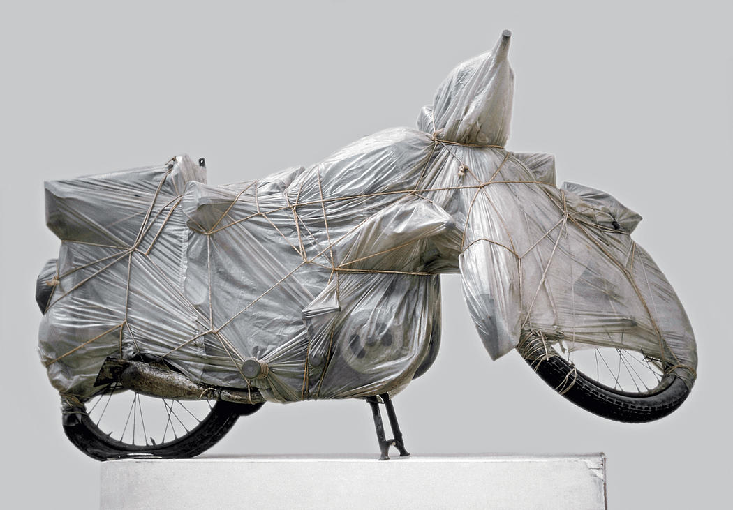 Christo Wrapped Motorcycle 1962 Polyethylene, rope and motorcycle 38 1:4 x 67 x 19 5:8 (97 x 170 x 50 cm) Collection Philippe and Denyse Durand-Ruel, France Photo- Archive © 1962 Christo