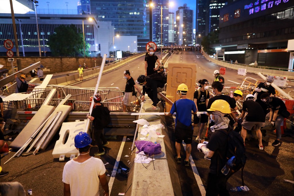 YOUNG PEOPLE BLOCKS ROADS TO PROTEST CHINA EXTRADITION BILL