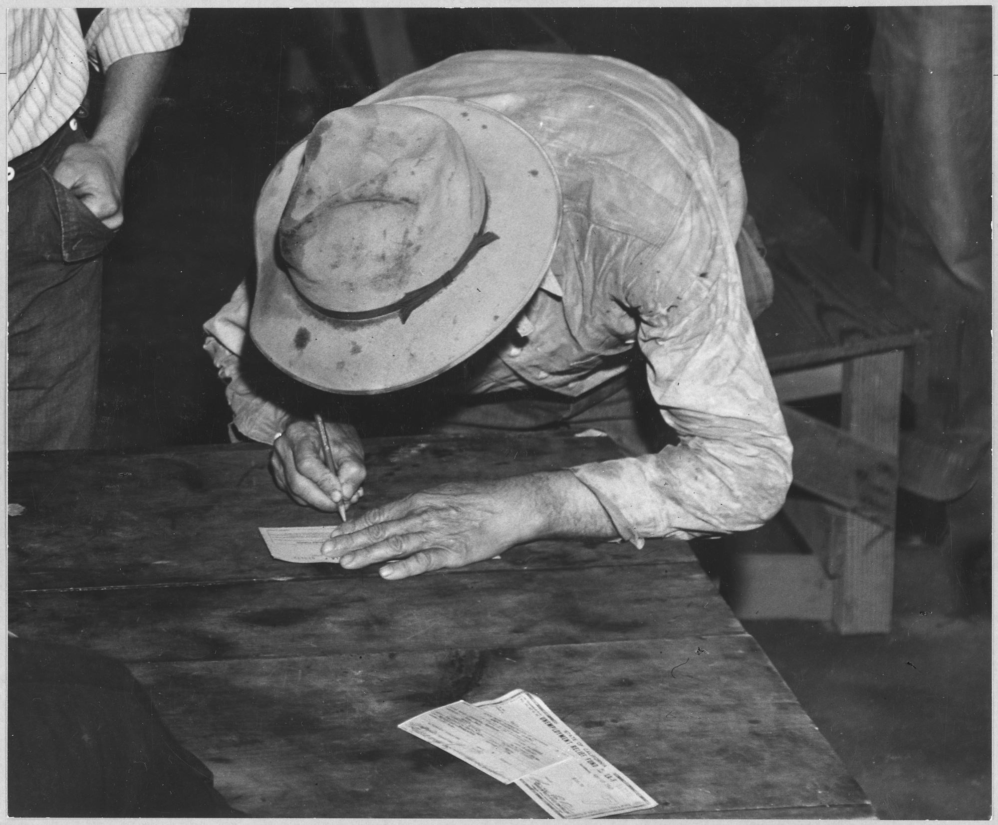 dorothea_lang_Arvin,_Kern_County,_California._..._Head_of_rural_family_asking_questions_regarding_the_size_of_his_._._._-_NARA_-_521655