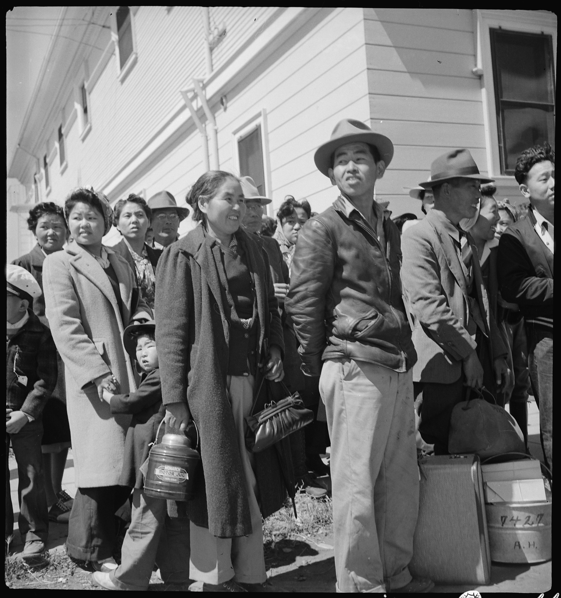 dorothea_lang_Byron,_California._The_moment_has_come_for_these_farm_families_of_Japanese_ancestry_to_board_the_bu_._._._-_NARA_-_537466