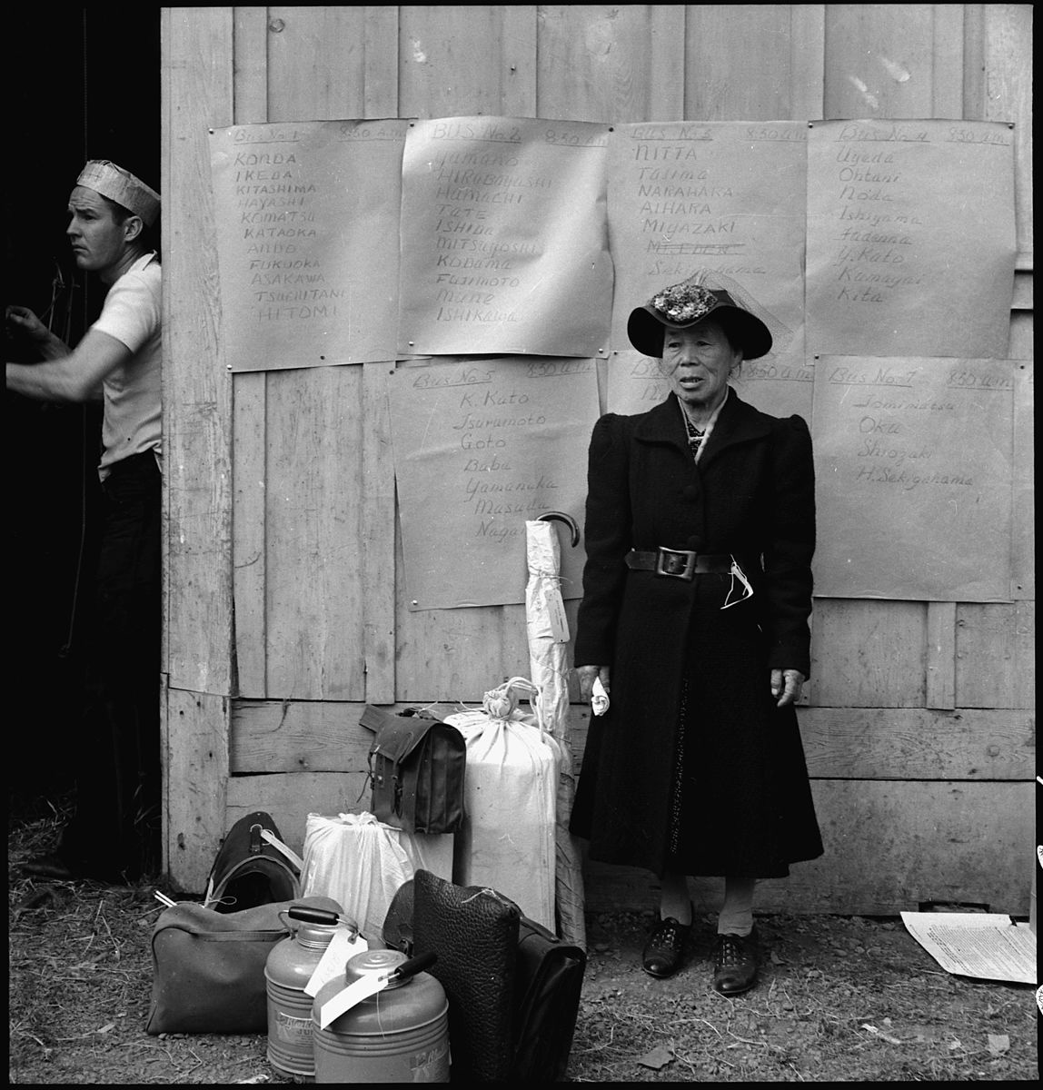 dorothea_lang_Centerville,_California._This_evacuee_stands_by_her_baggage_as_she_waits_for_evacuation_bus._Evacu_._._._-_NARA_-_537588