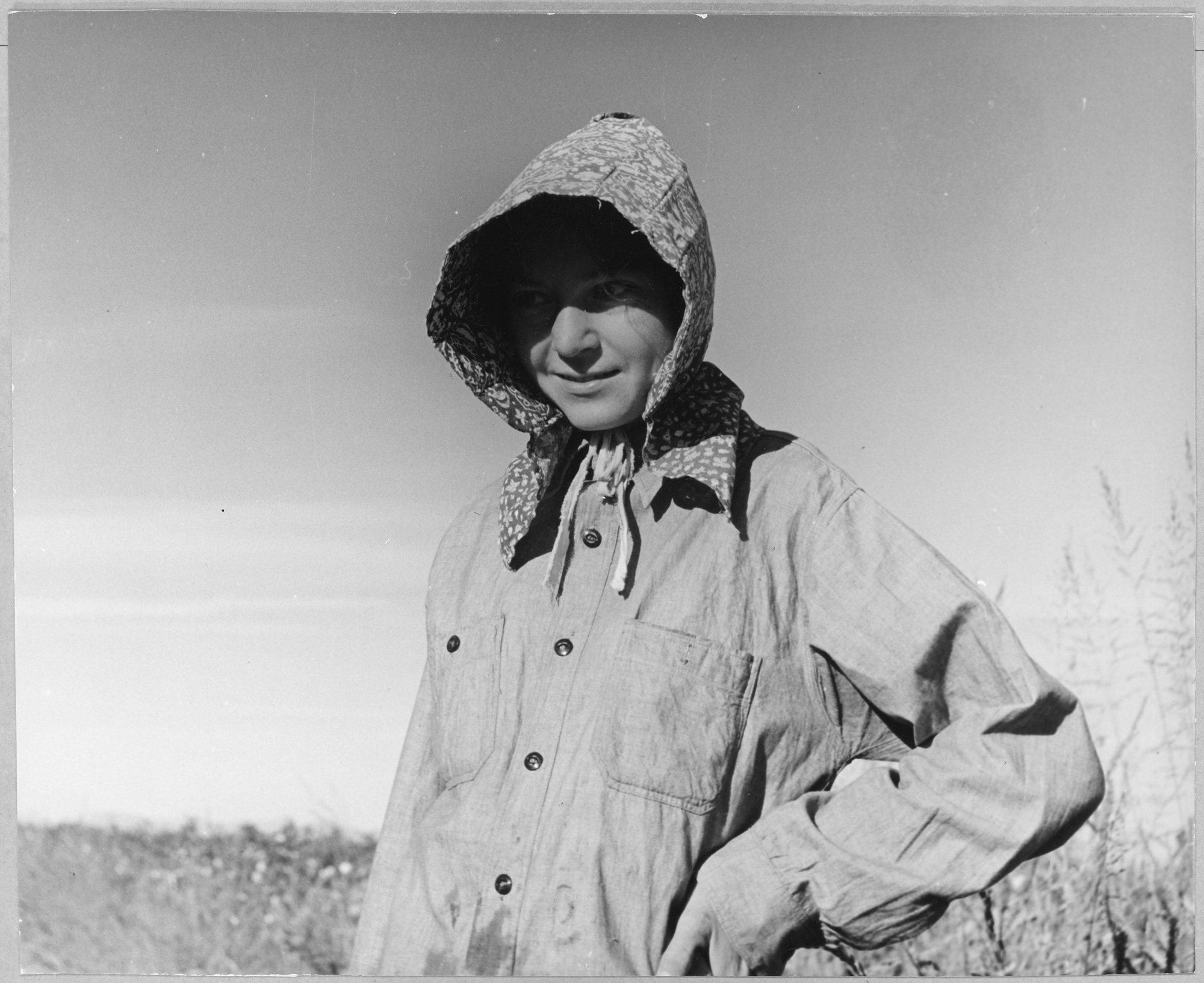 dorothea_lang_Eloy,_Pinal_County,_Arizona._Young_cotton_picker_wears_the_typical_Texas_sunbonnet_in_the_Arizona_co_._._._-_NARA_-_522235
