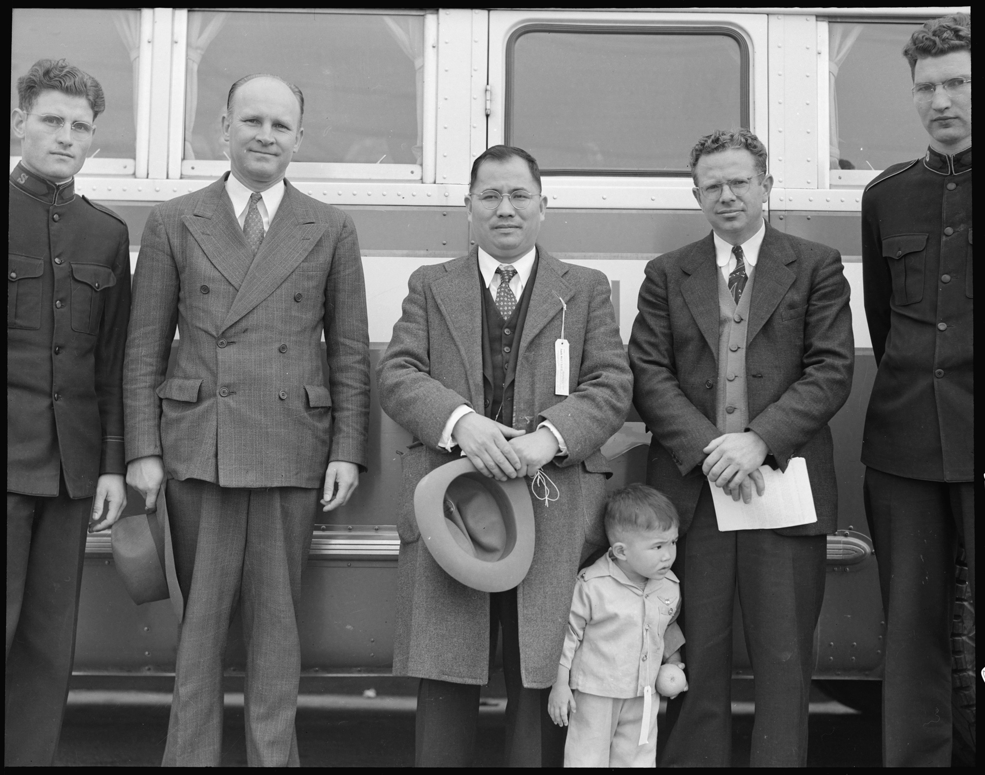 dorothea_lang_Hayward,_California._Members_of_clergy_and_Salvation_Army_bid_farewell_to_evacuee_minister,_Reveren_._._._-_NARA_-_537497