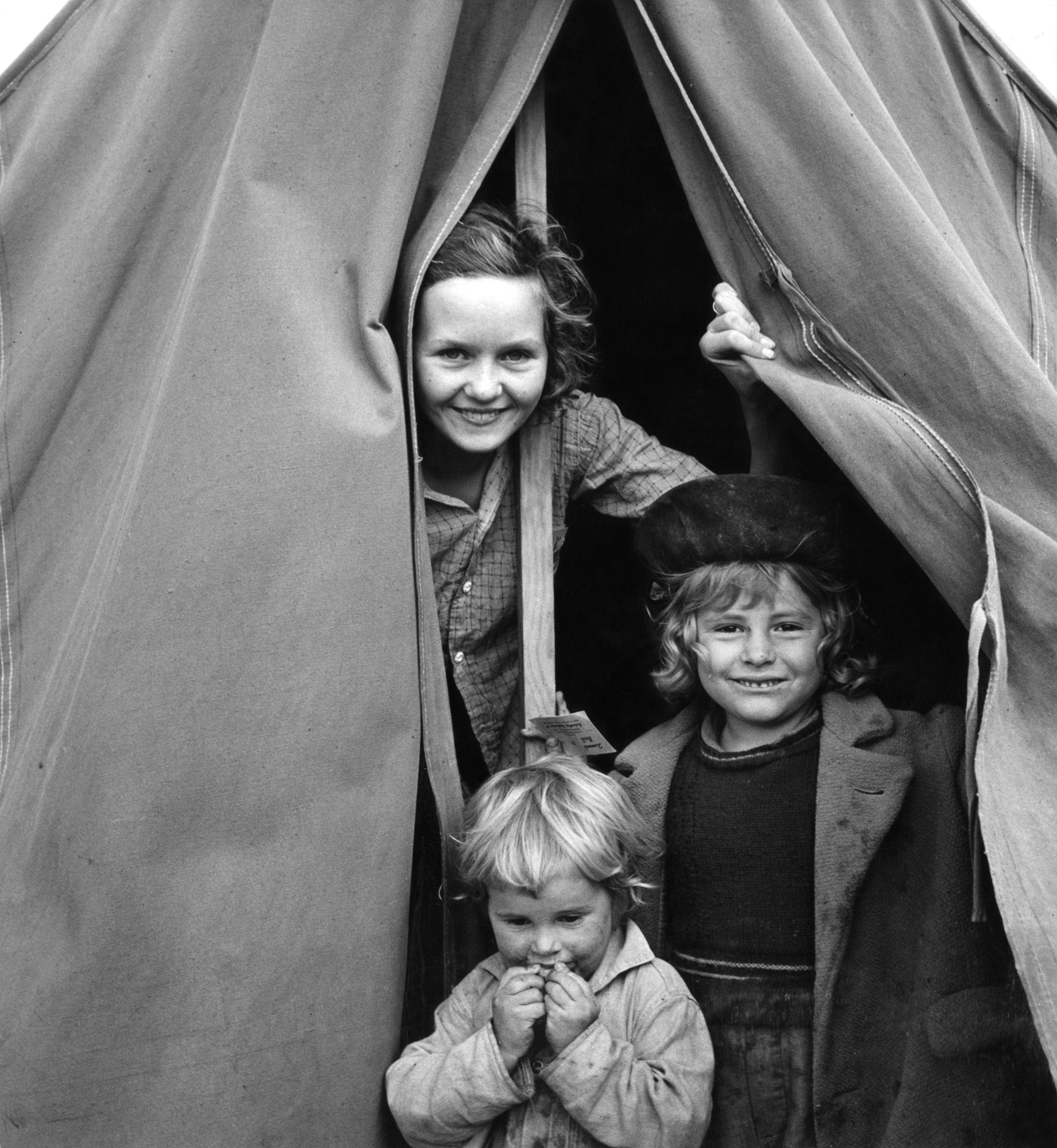 dorothea_lang_Lighthearted_kids_in_Merrill_FSA_camp,_Klamath_County,_Oregon_ppmsc00082u