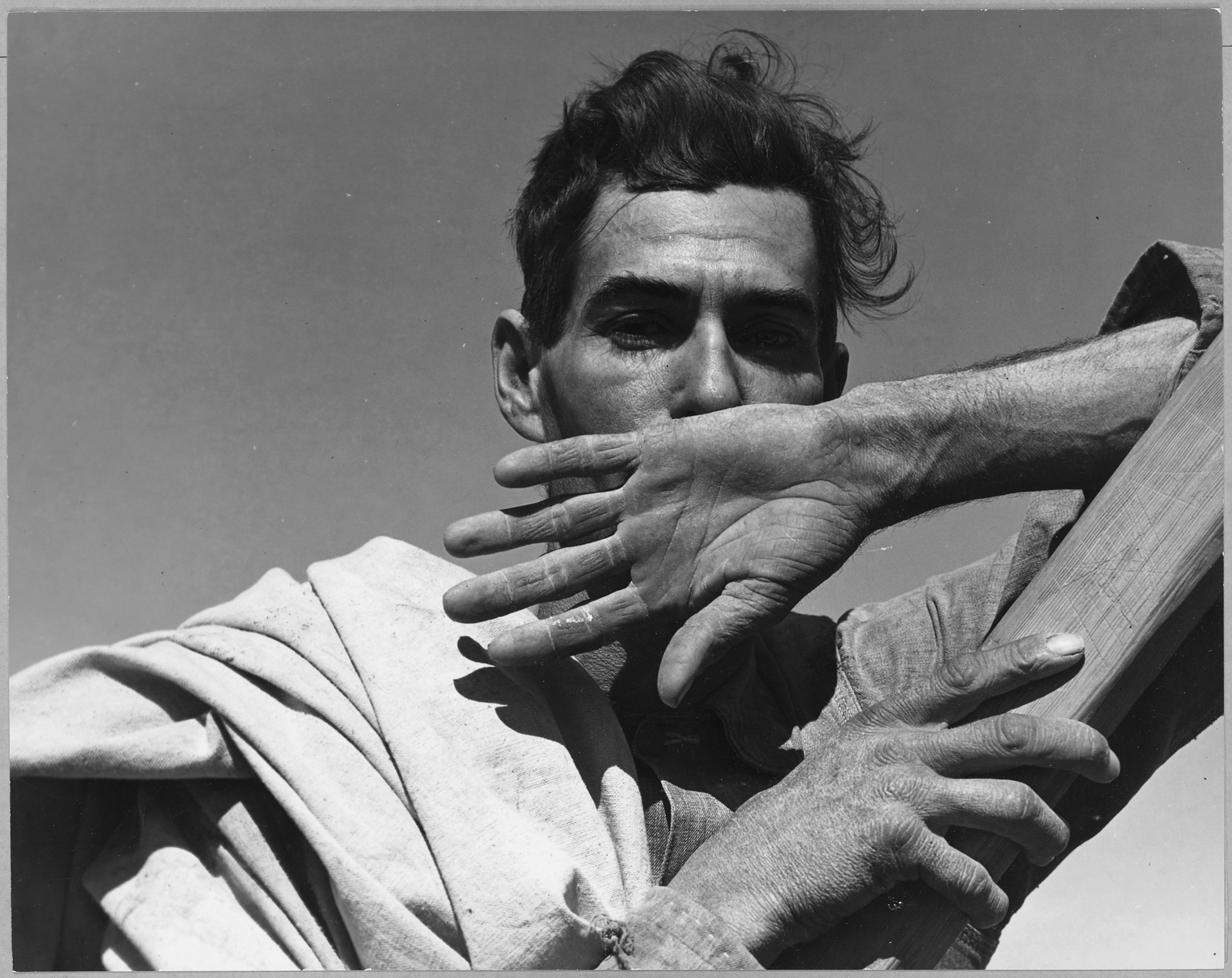 dorothea_lang_Near_Coolidge,_Arizona._Migratory_cotton_picker_with_his_cotton_sack_slung_over_his_shoulder_rests_a_._._._-_NARA_-_522042