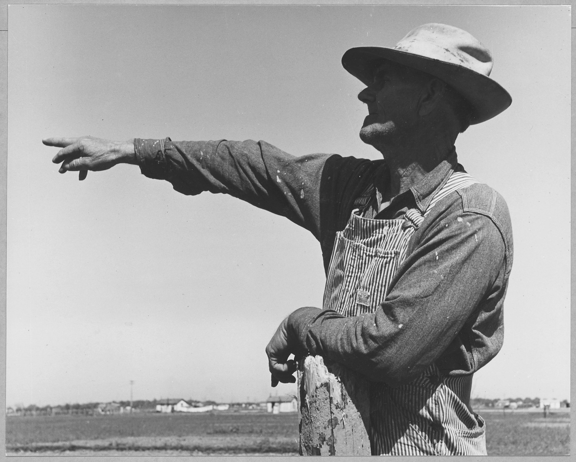dorothea_lang_Olivehurst,_Yuba_County,_California._Resident_of_Olivehurst_tract._-_NARA_-_521614