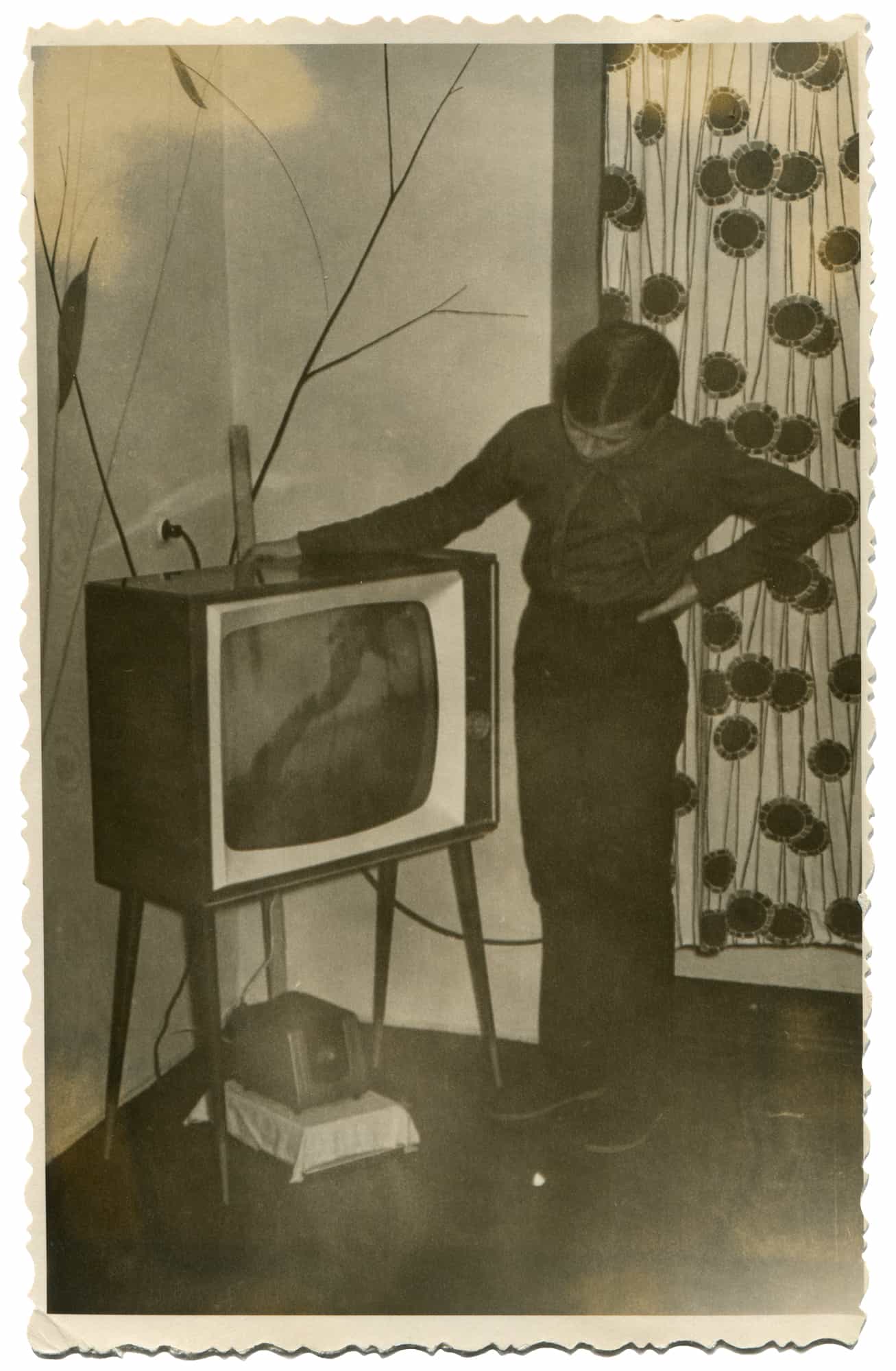 Телевизор в ссср появился каком году. Советский телевизор. Первый телевизор. Первые телевизоры в СССР. Телевизор советских времен.