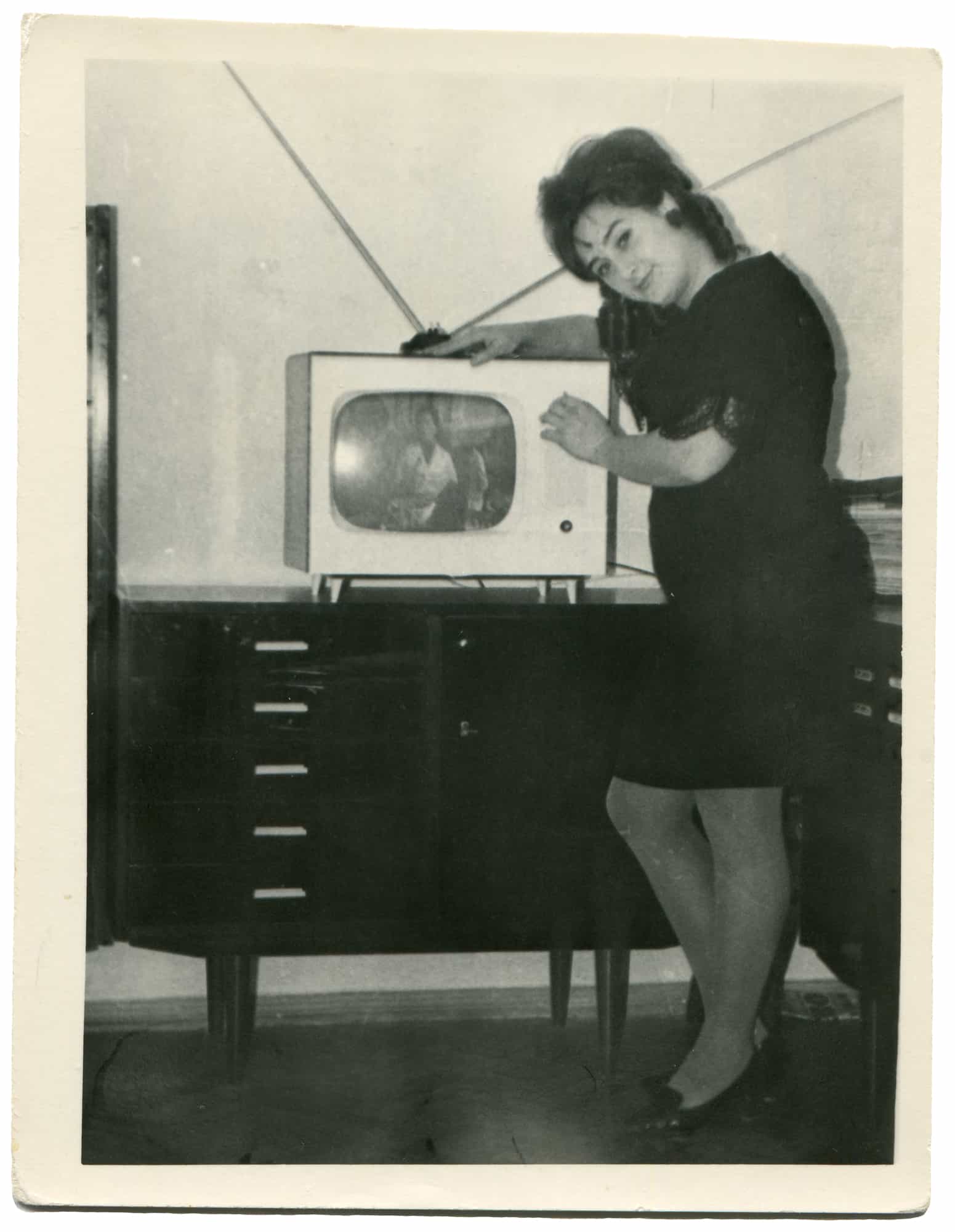 Покажи первый тв. Савецкий телевизор 1960. Первый телевизор. Первый Советский телевизор. Плоский телевизор СССР.