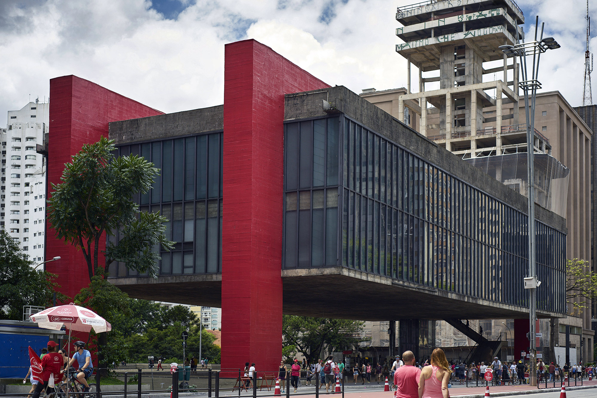 The SГЈo Paulo Museum of Art on Paulista Avenue, designed by Lina Bo Bardi