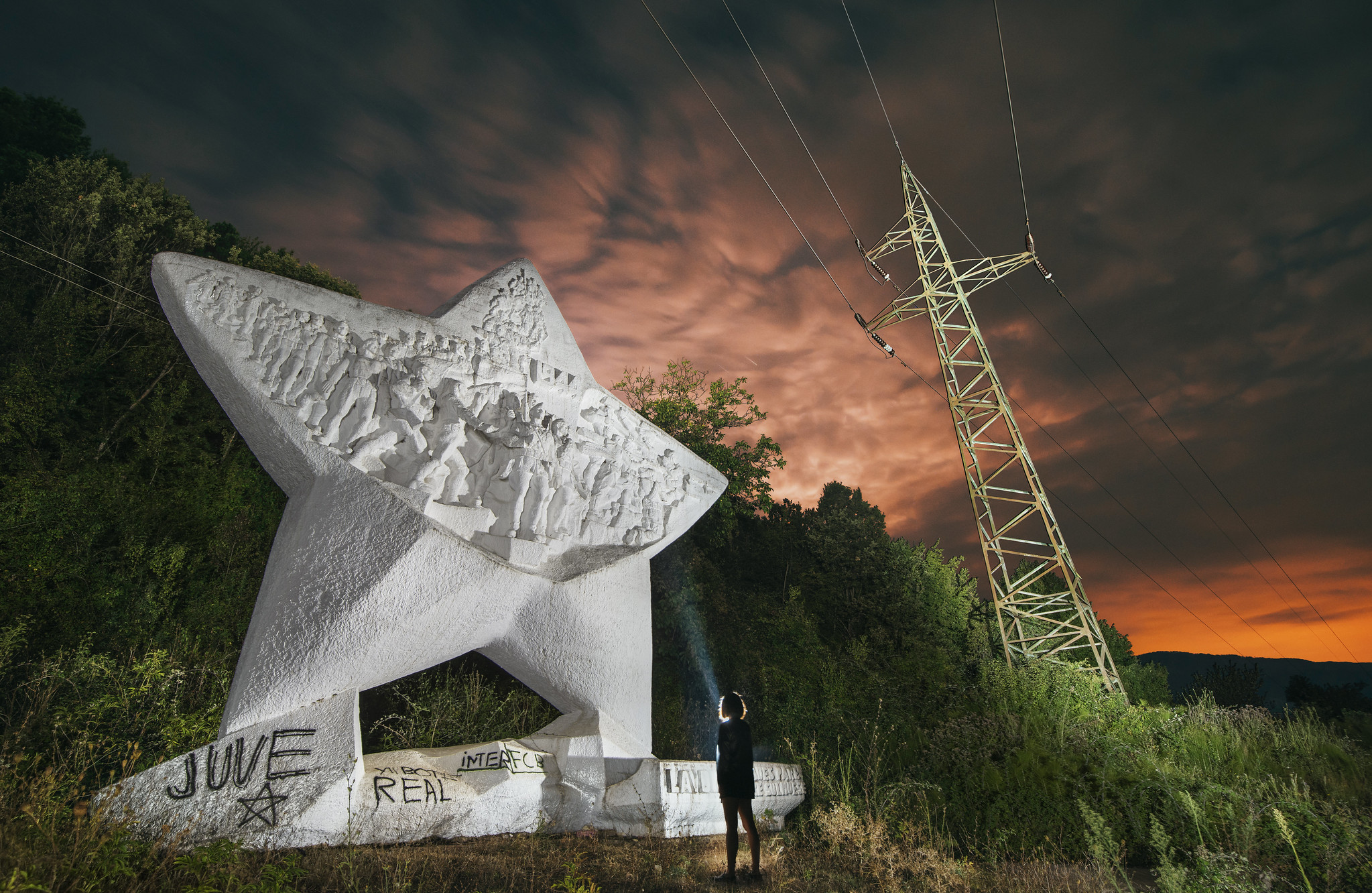 Памятник звезде, Кукес, Албания, фотограф Сяо Янг, Xiao Yang Eternal monuments in the dark