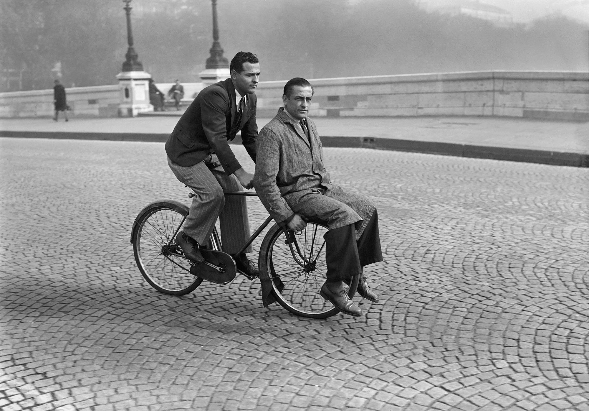 Велосипедисты Париж электросамокаты