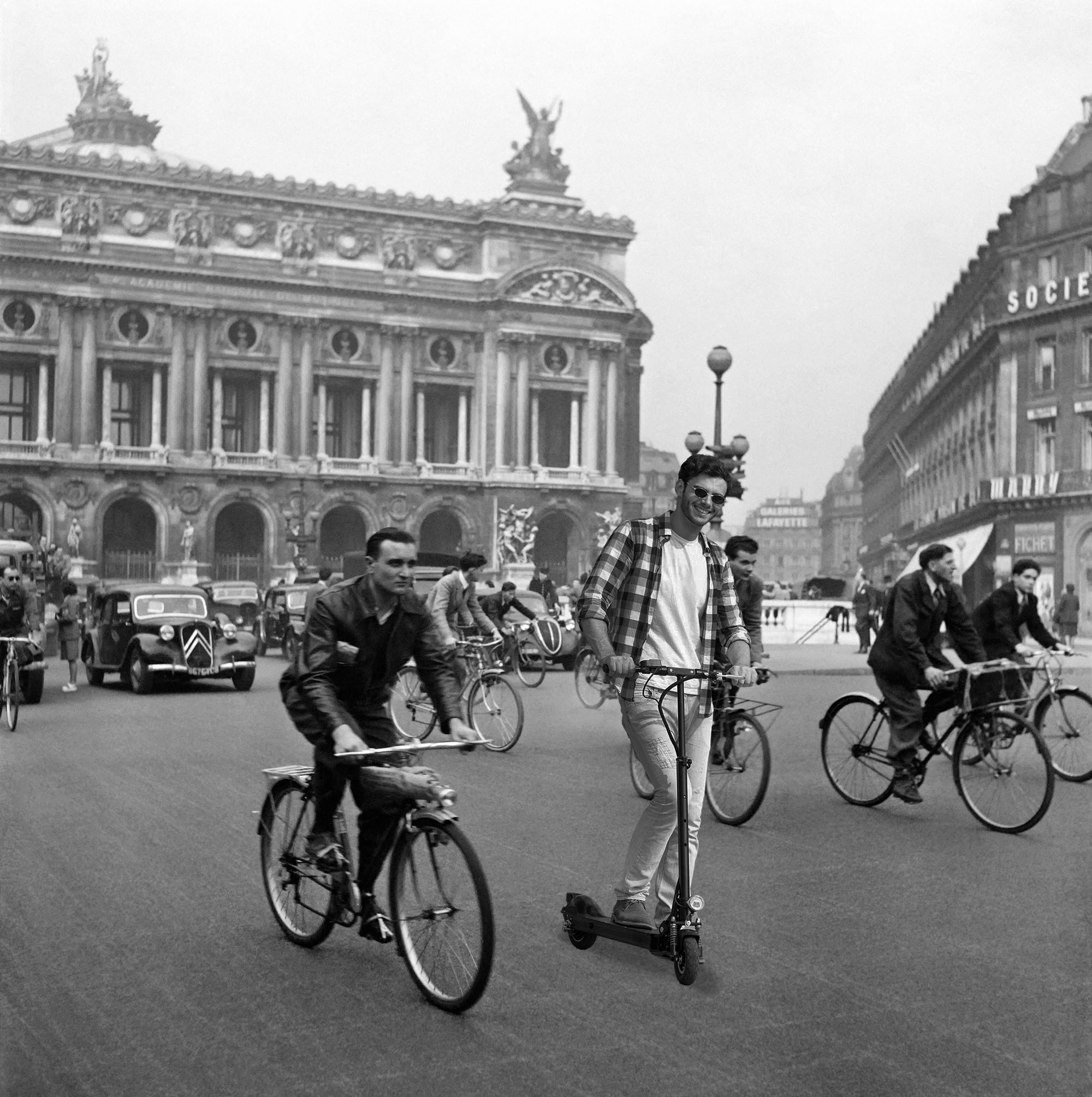 Велосипедисты электросамокаты Париж