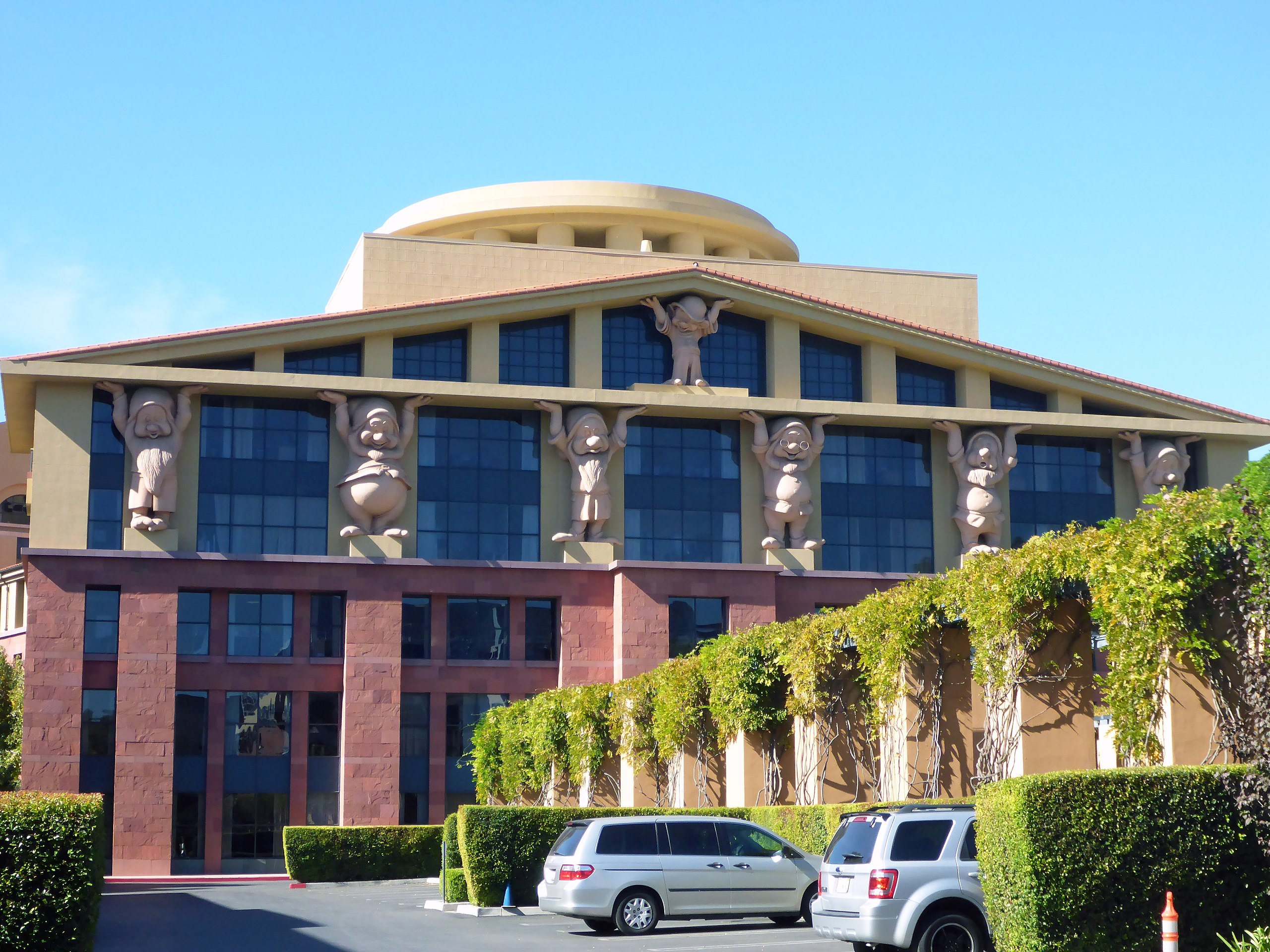 Будівля Дісней в Каліфорнї архітектура постмодернізм гноми
