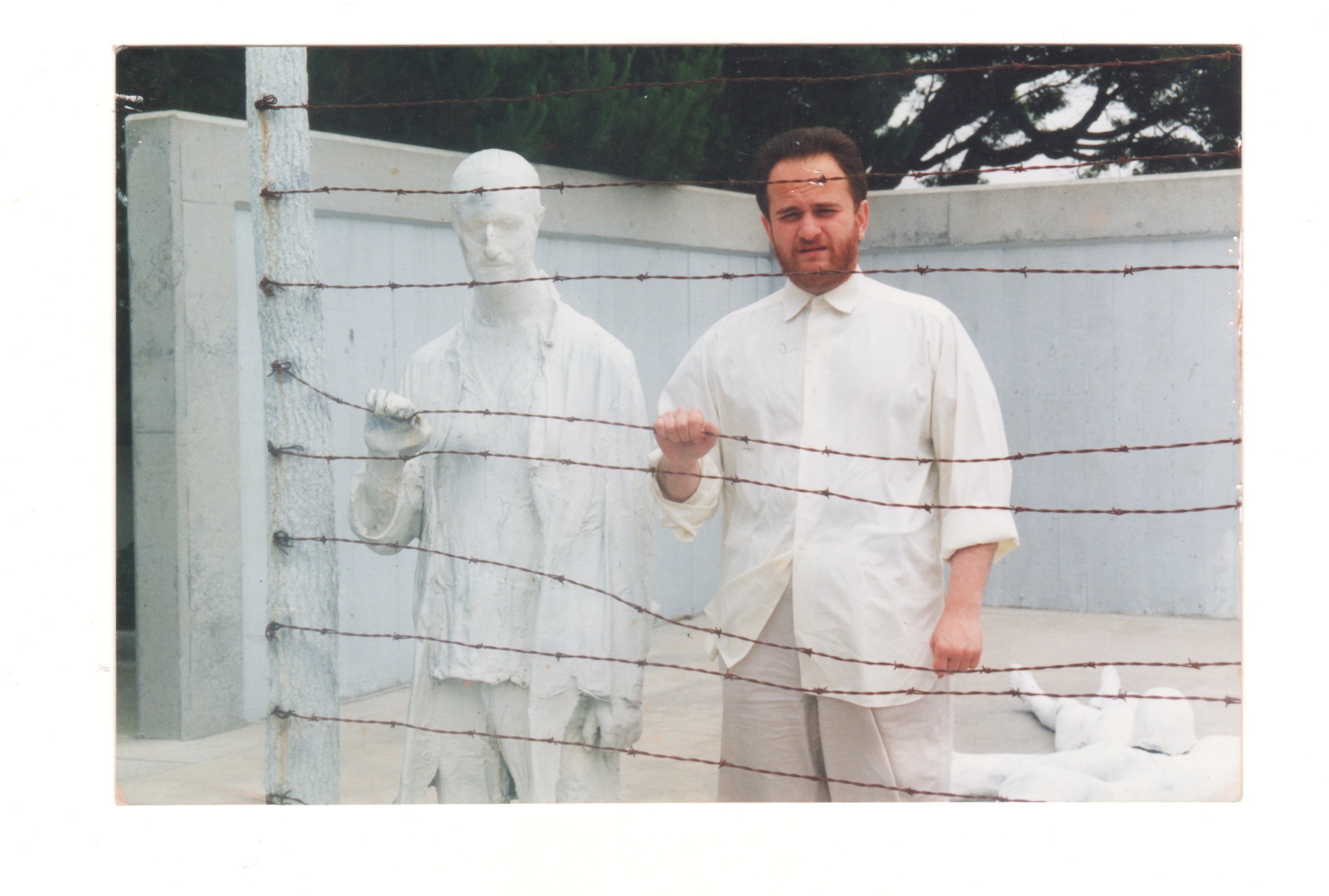 Олександр Ройтбурд біля Меморіалу жертвам Голокосту у Сан-Франциско, 1991