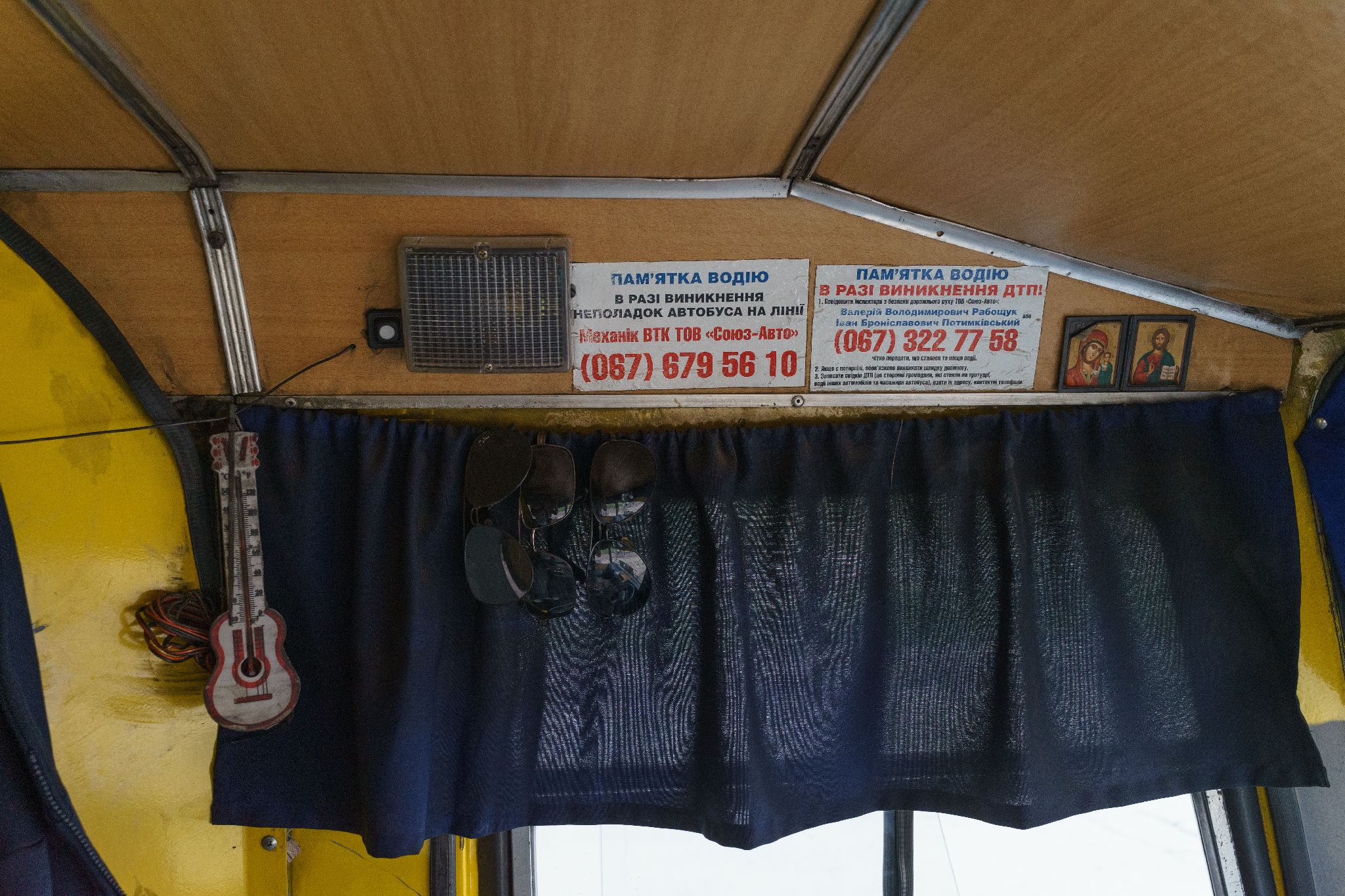 Декор в київських автобусах, Київ, жовтень 2021 року. Фото: Дмитро Пруткін