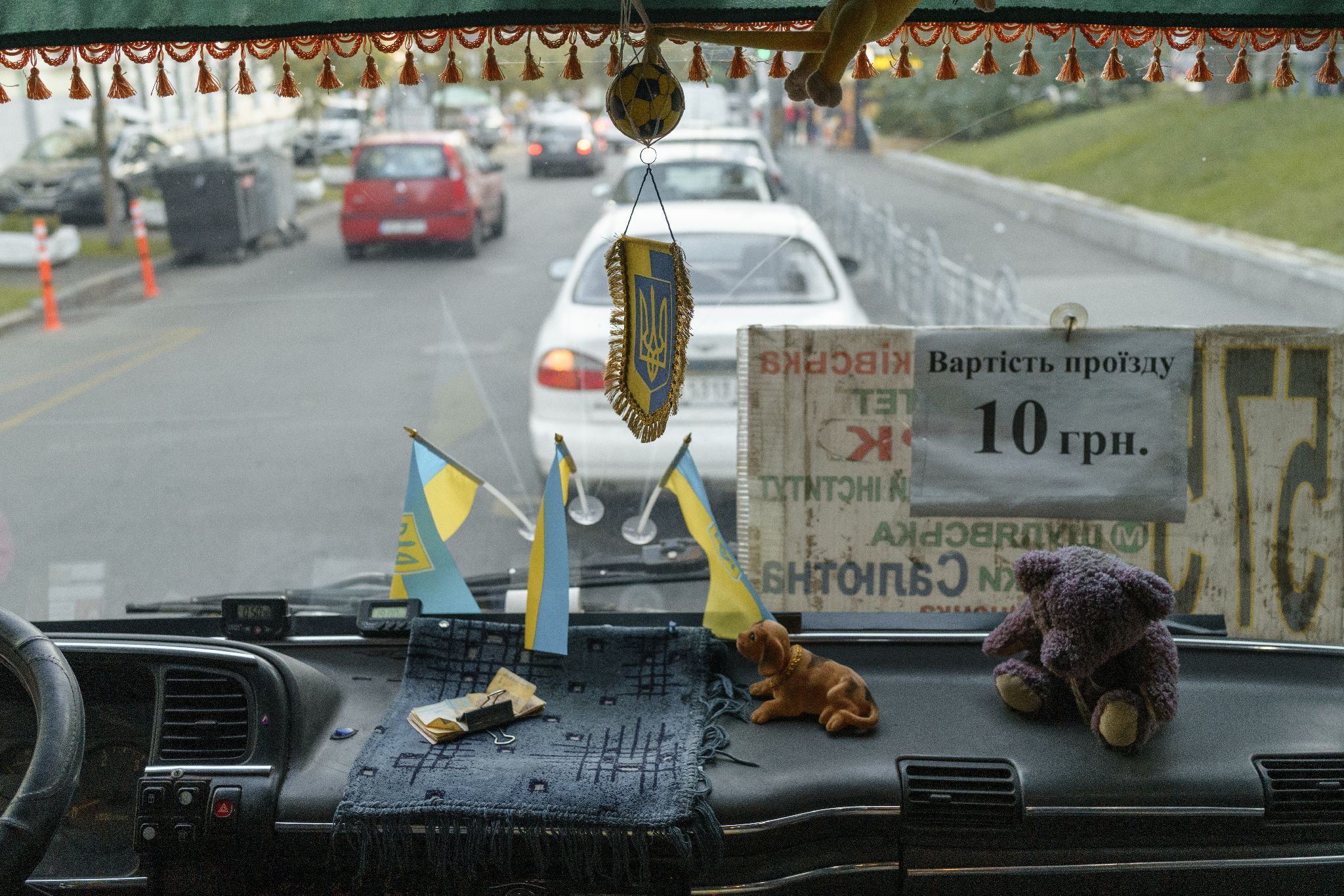 Декор в київських автобусах, Київ, жовтень 2021 року. Фото: Дмитро Пруткін