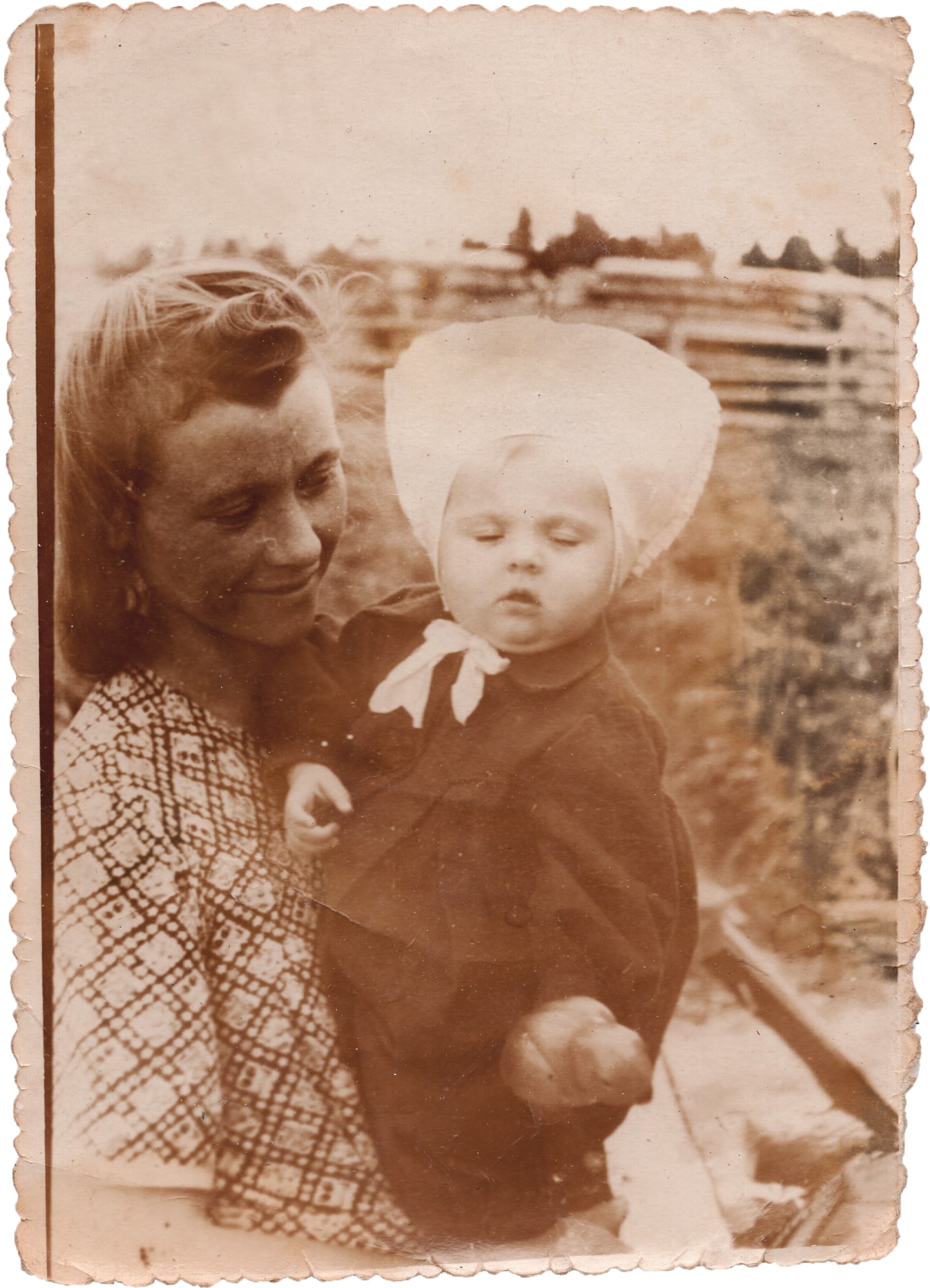 Берута Картанайте з донькою Вірою, село Карєліно у Томській області, 1954 рік. Джерело: Приватний архів Віри Кіпран (Москви)