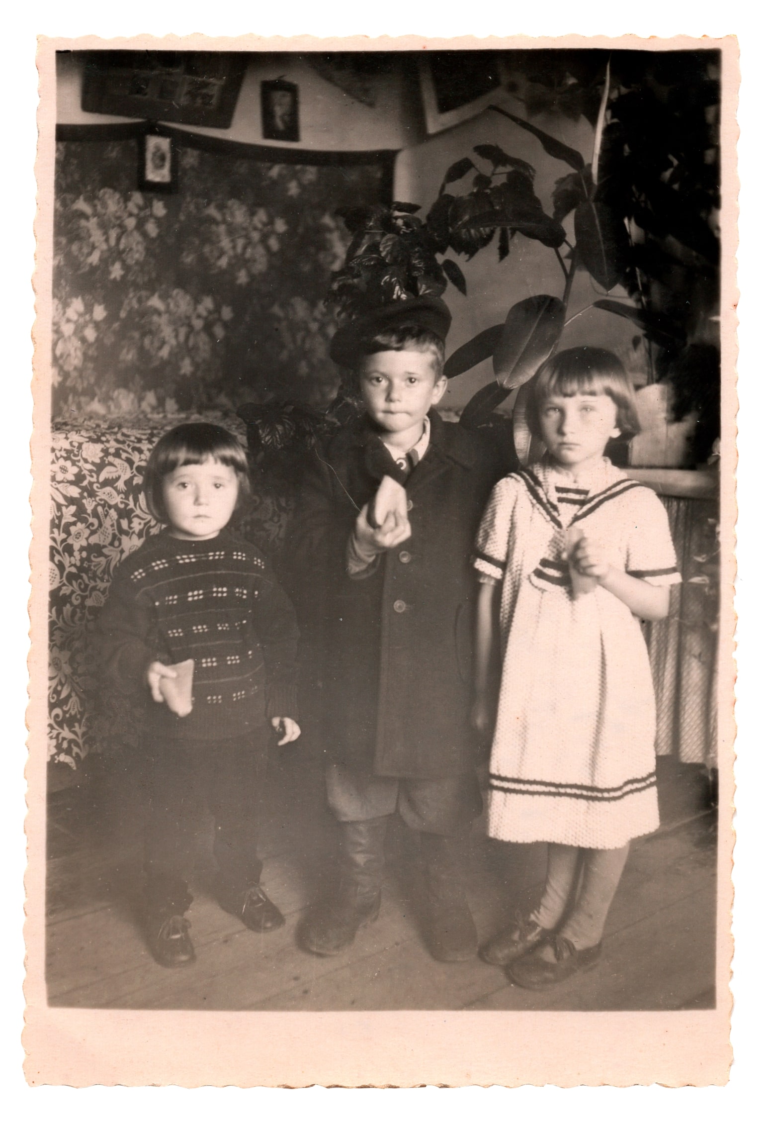 Роман Скицький (в центрі) з друзями, селище Хор у Хабаровському краї, 1952 рік. Джерело: Приватний архів Лідії Кіцили (Скицької) 