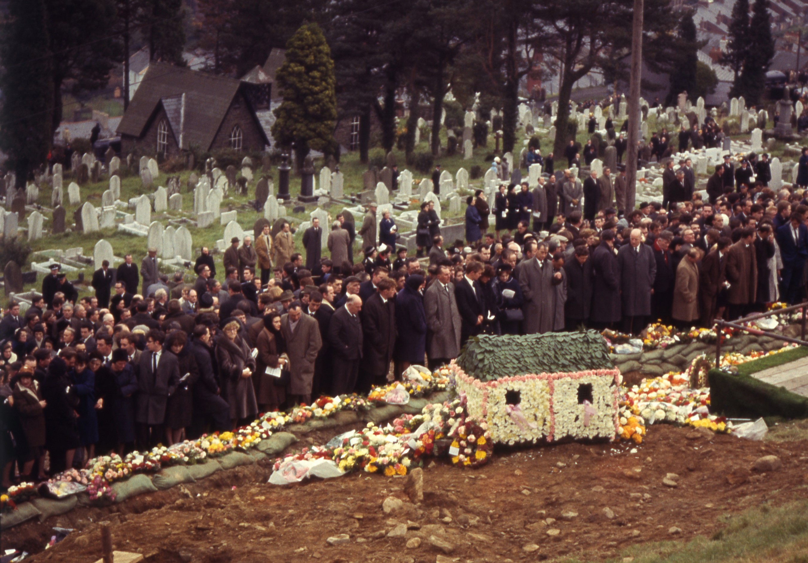 Поховання жертв катастрофи в Аберфані, 27 жовтня 1966 року. Фото: AP