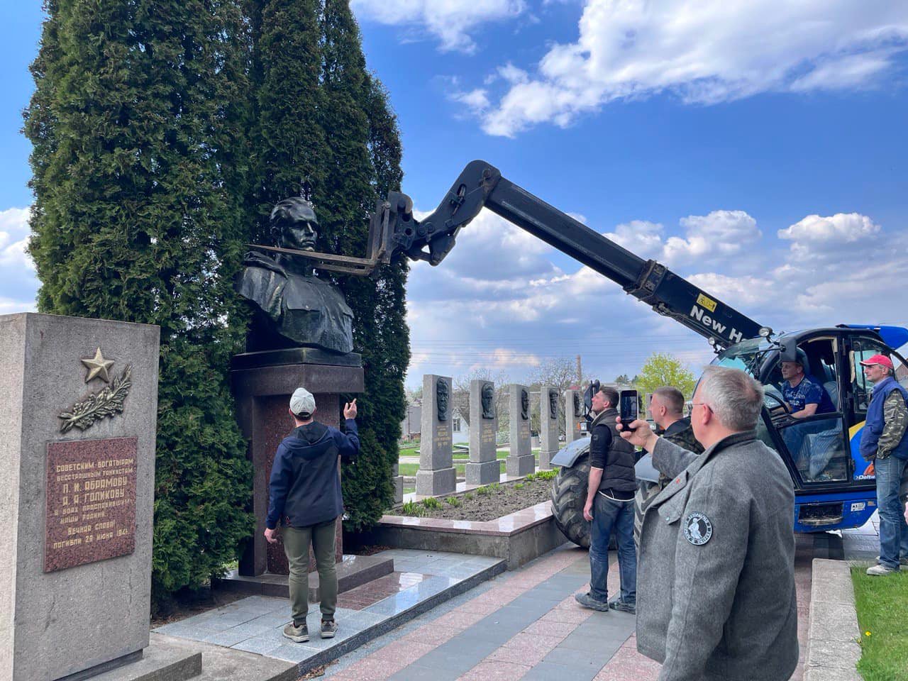 rivne-soviet-monument2