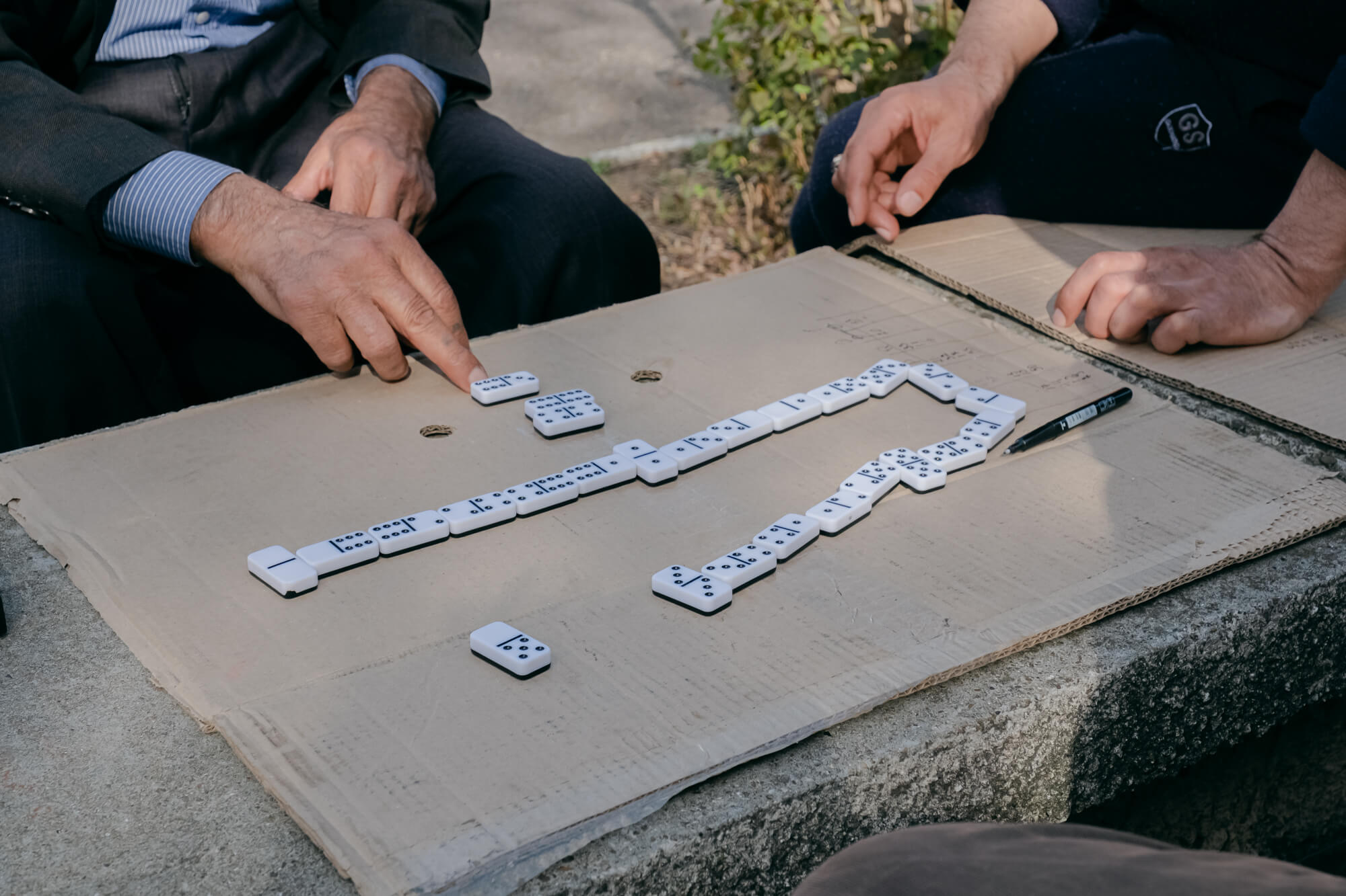 Запекла гра у доміно в саду центру для біженців FRIȘPA