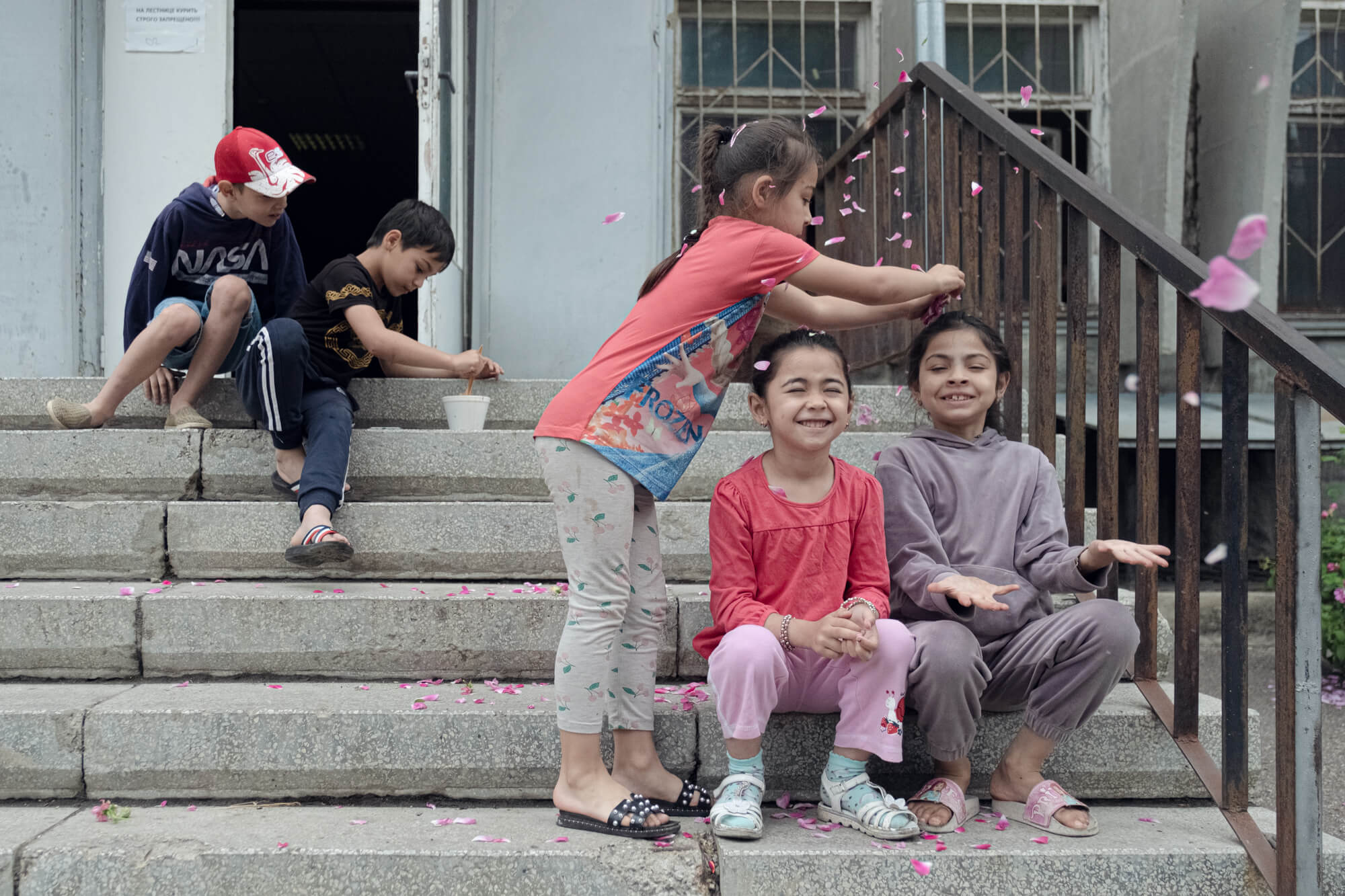  Діти граються біля входу до центру для біженців FRIȘPA