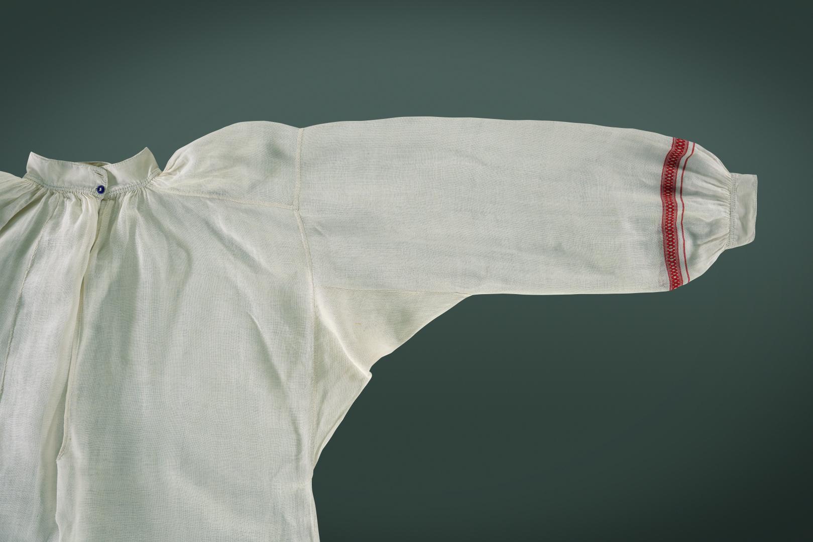 Сорочка ткана жіноча, перша половина XX століття. Колекція музею Івана Гончара