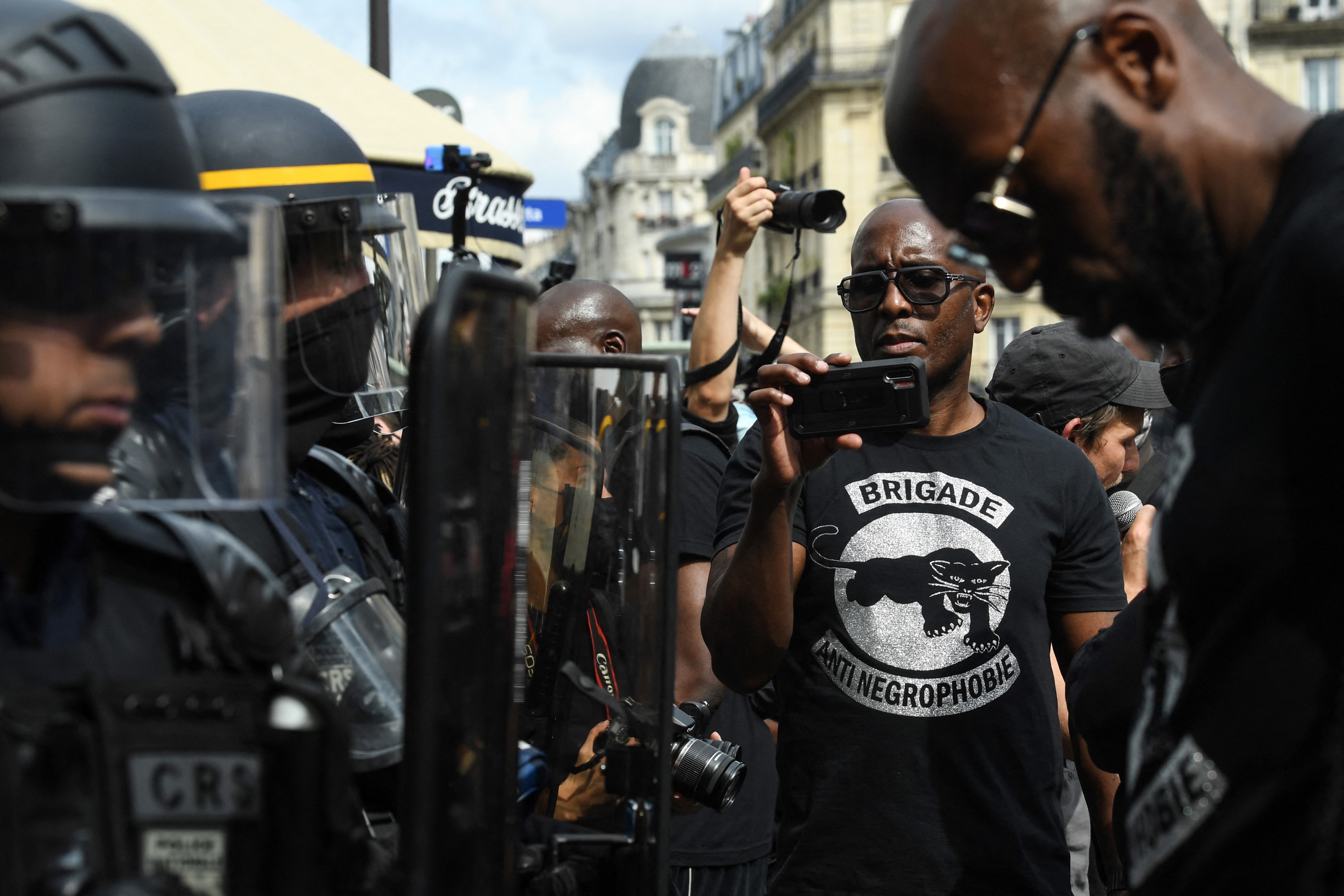 Протестувальник у футболці з написом «Загін по боротьбі з негрофобією», Париж, 2020 рік. Фото: Alain JOCARD / AFP