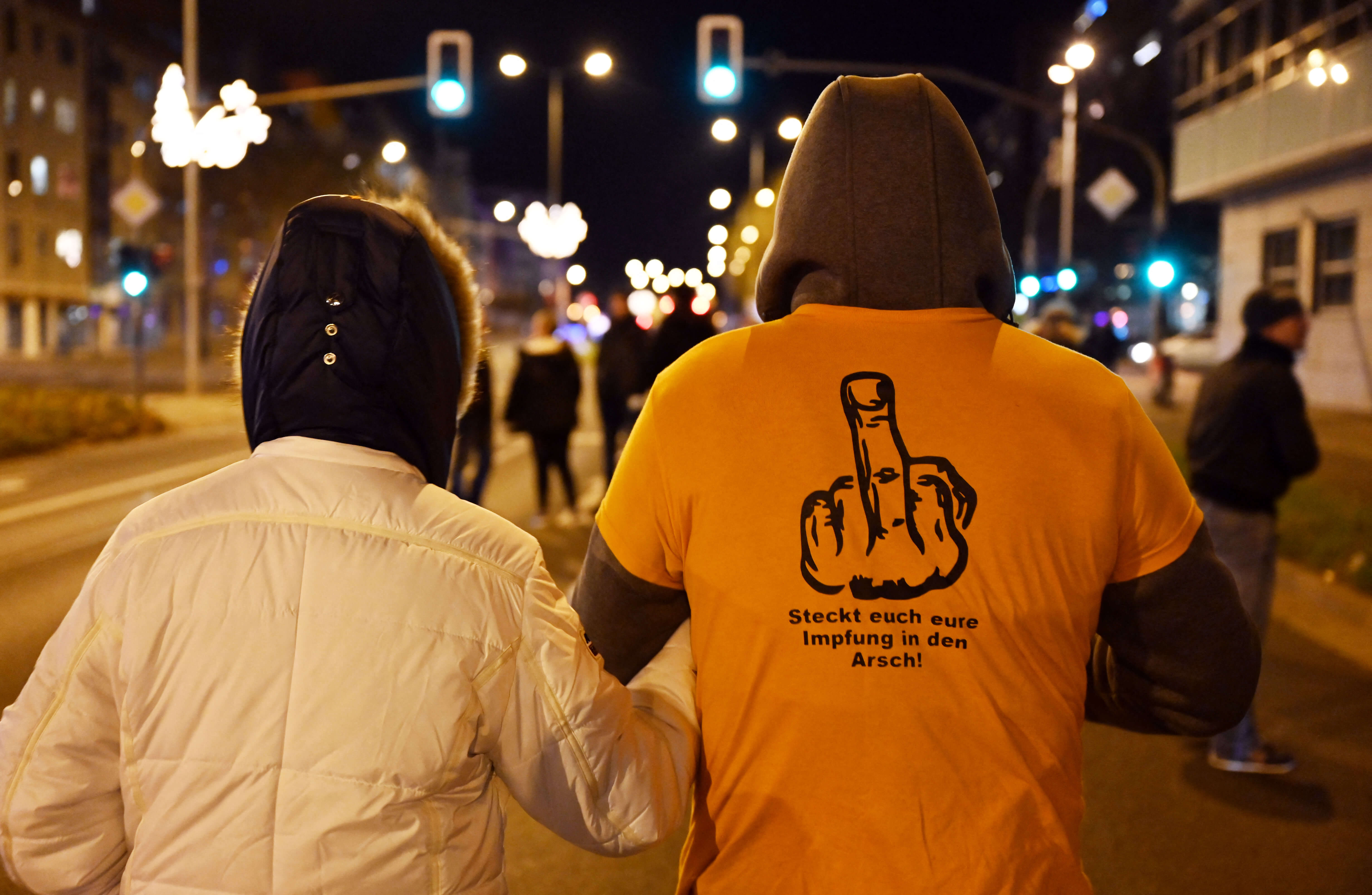 Чоловік у футболці з написом «Засунь щеплення собі в дупу». Ерфурт, 2021 рік. Фото: MARTIN SCHUTT / DPA-ZENTRALBILD / DPA PICTURE-ALLIANCE VIA AFP