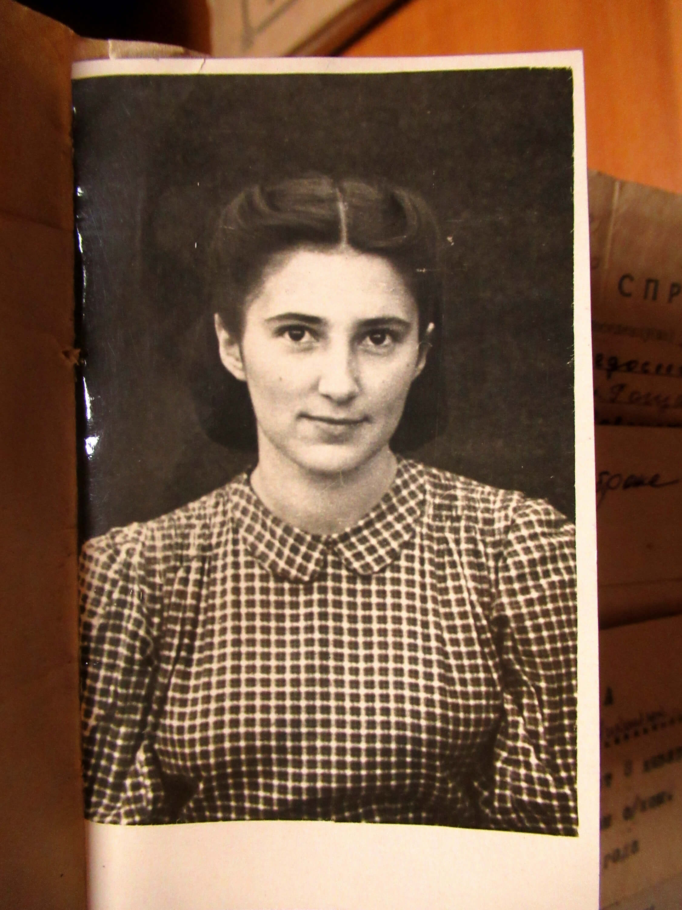 Фото зі справи про депортацію Анни Нікітюк, недатоване, з архіву МВС Рівненської області