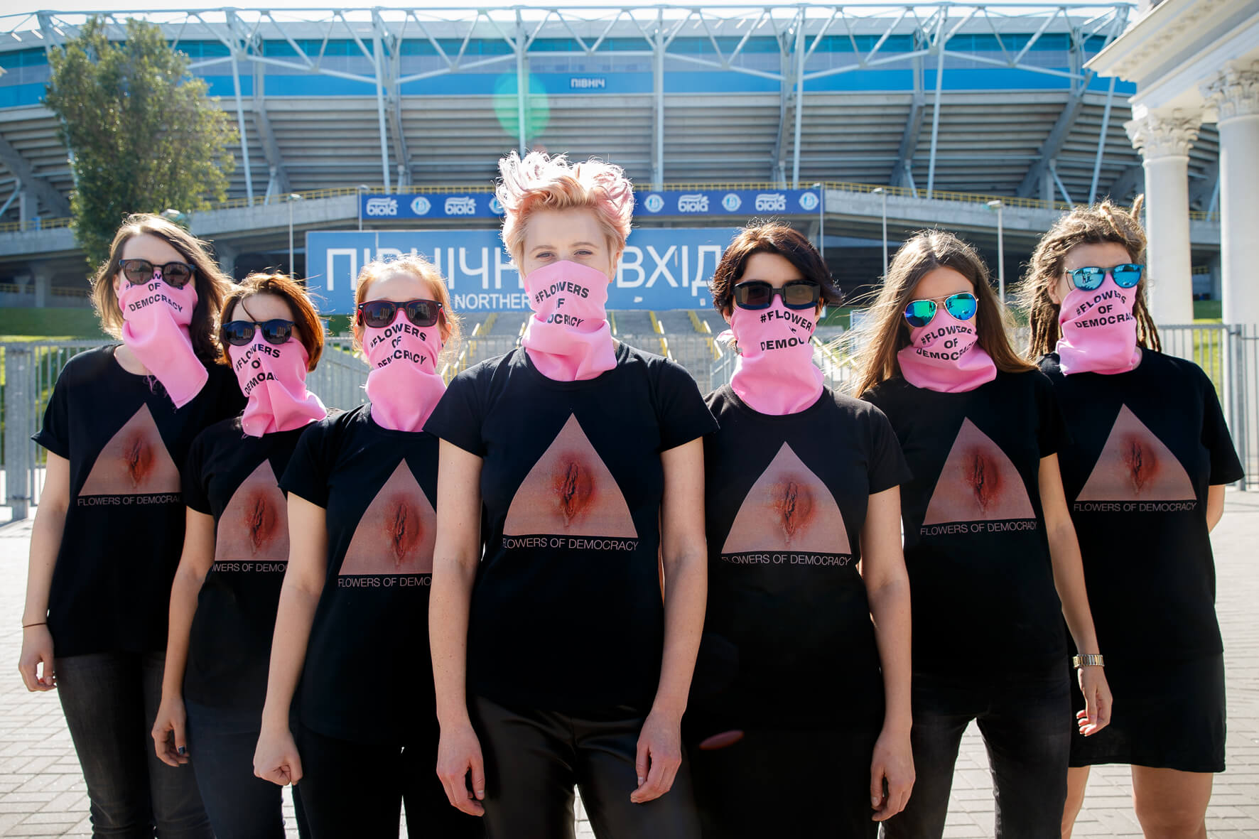 Активістки в футболках Flowers of Democracy — мистецького феміністичного руху, який започаткувала Маріфя Куліковська у 2015 році.