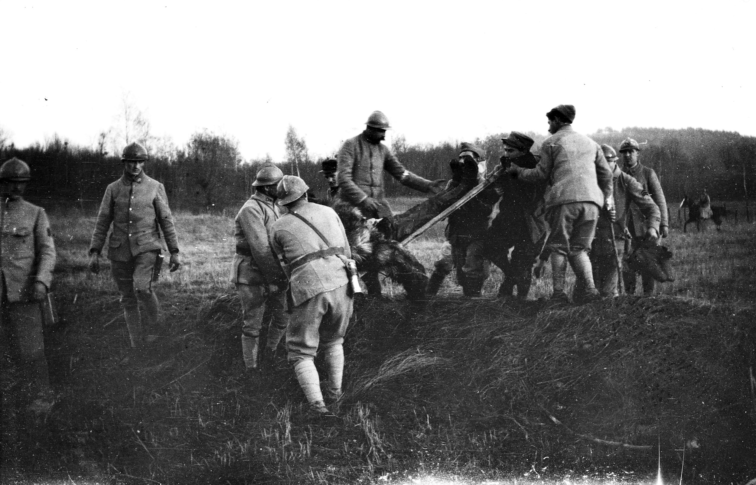 Французькі солдати ексгумують труп товариша, похованого  на сході Франції, 1917 рік. Фото: FRANTZ ADAM / FRANTZ ADAM VIA AFP