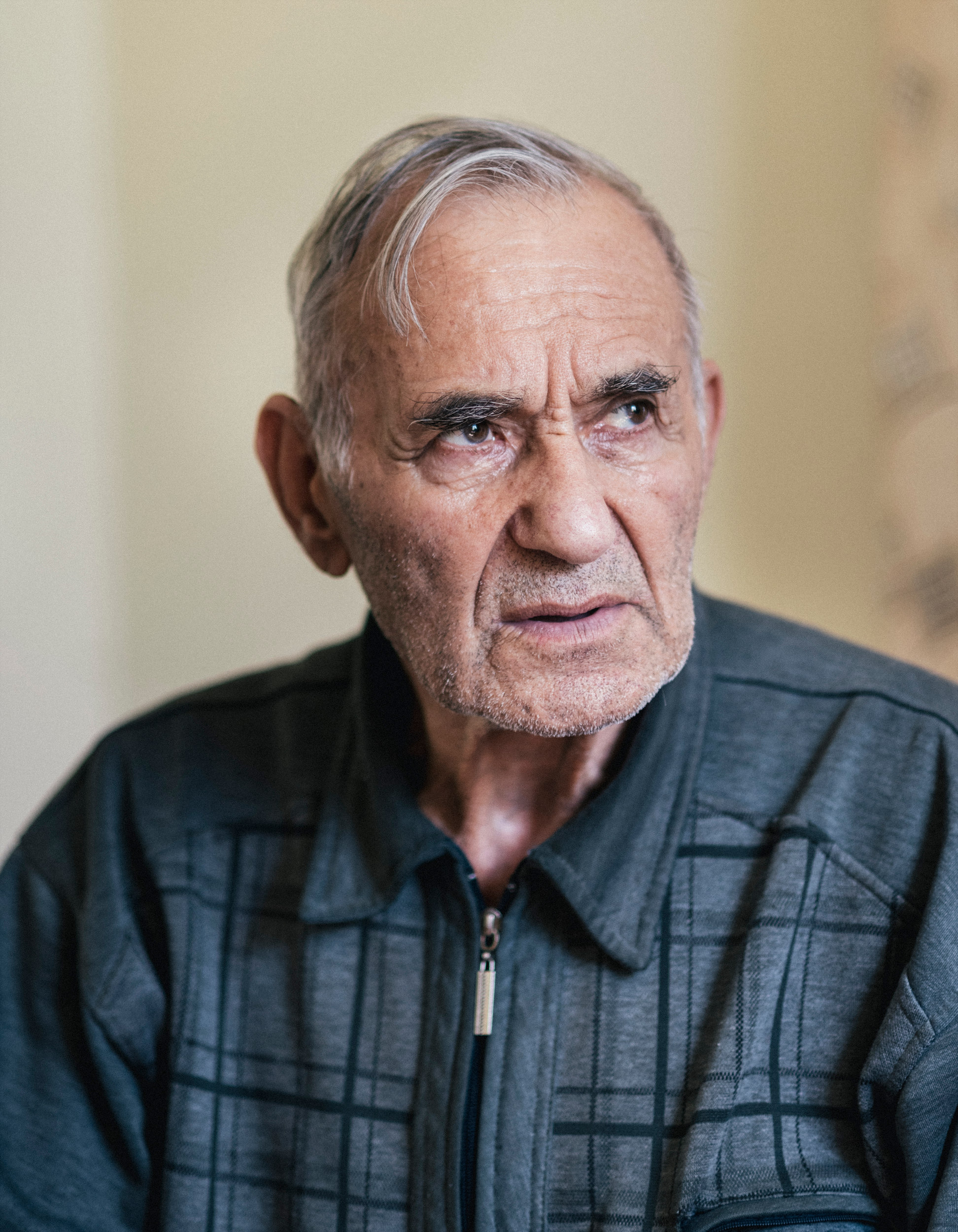 Кемаль Ага Куку, 82 роки, згадує ніч депортації в 1944-му: погляд зелено-жовтих очей російських солдатів, які тримали в його роті пістолет і змусили його сім’ю покинути батьківщину, закарбувався в пам’яті чоловіка. Незважаючи ні на що, Кемаль покладав великі надії на Росію. Він був одним із небагатьох кримських татар, хто відкрито висловився за референдум. Він був гірко розчарований, коли ФСБ спробувала викрасти його сина 20 квітня 2015 року.